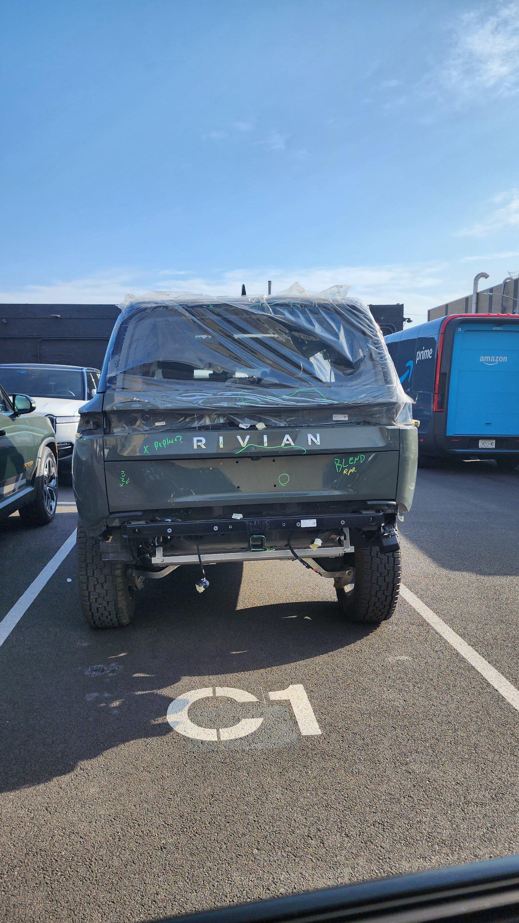Rivian R1T R1S Saw the lakebed-mud-stuck R1S at Brooklyn Service Center 20230206_100228