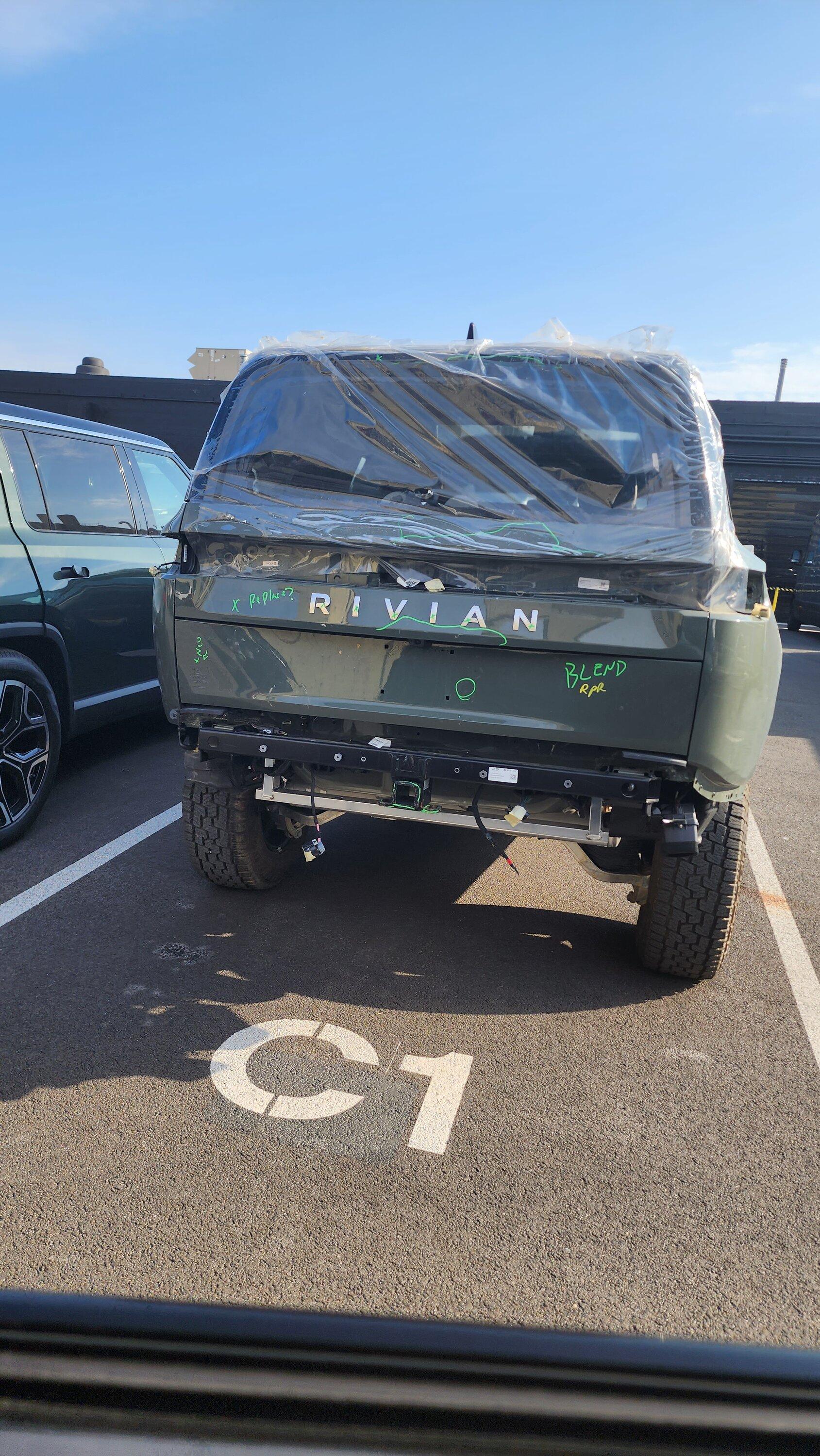 Rivian R1T R1S Saw the lakebed-mud-stuck R1S at Brooklyn Service Center 20230206_100229