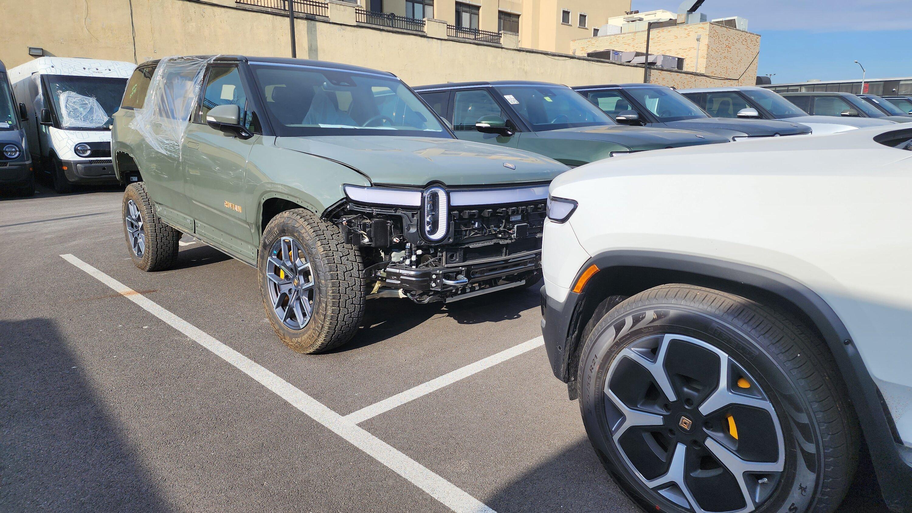 Rivian R1T R1S Saw the lakebed-mud-stuck R1S at Brooklyn Service Center 20230206_100552