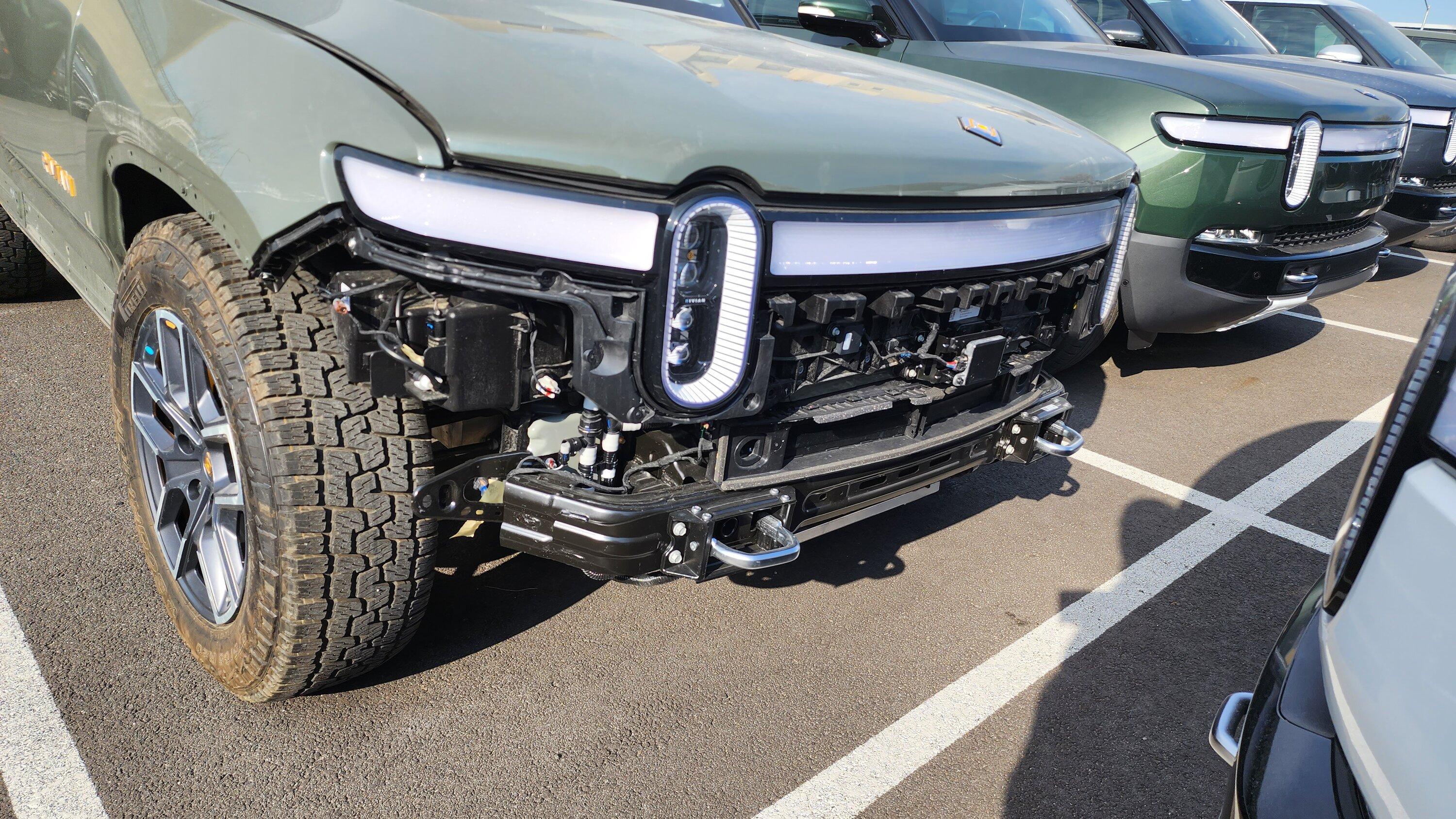 Rivian R1T R1S Saw the lakebed-mud-stuck R1S at Brooklyn Service Center 20230206_100555