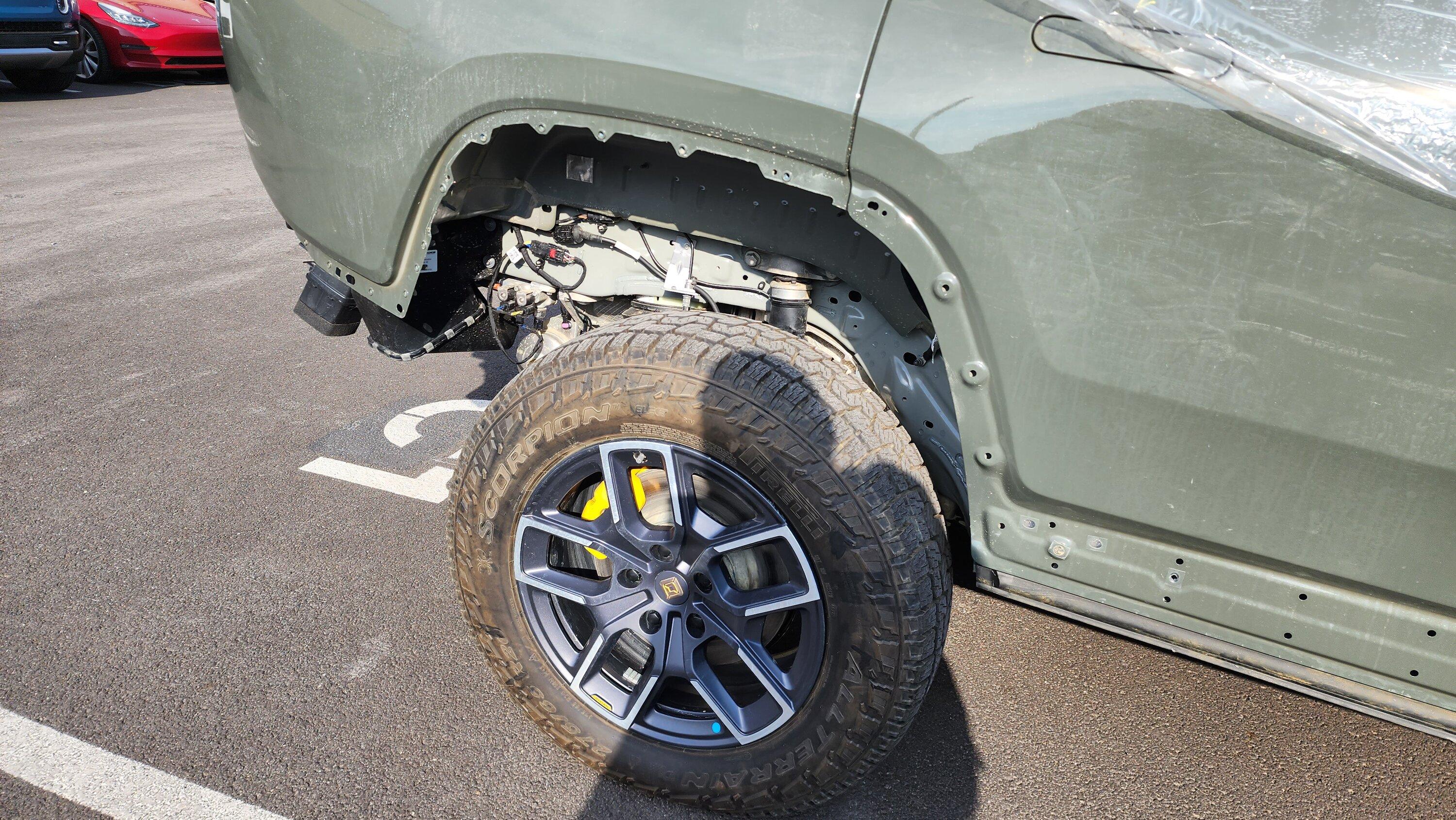 Rivian R1T R1S Saw the lakebed-mud-stuck R1S at Brooklyn Service Center 20230206_100600