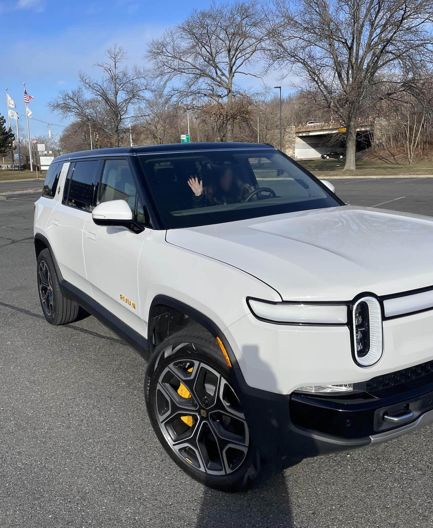 Rivian R1T R1S ? GLACIER WHITE R1S  Photos Glacier White R1S