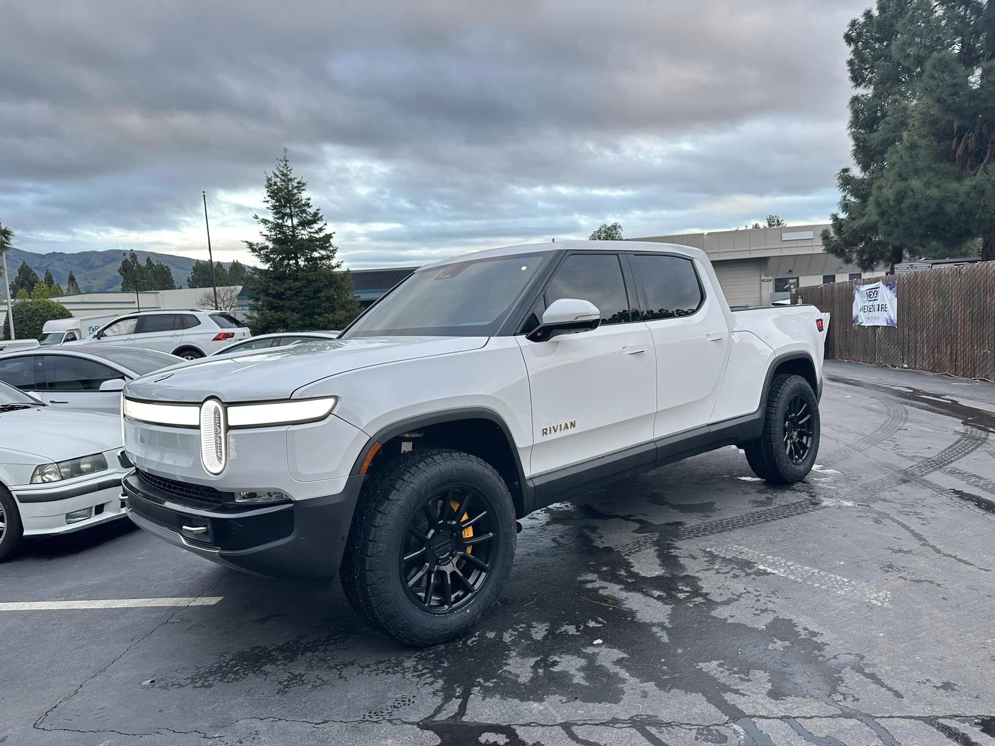 Rivian R1T R1S GLACIER WHITE R1T  Photos 328095694_840945053648635_7616799704550159844_n
