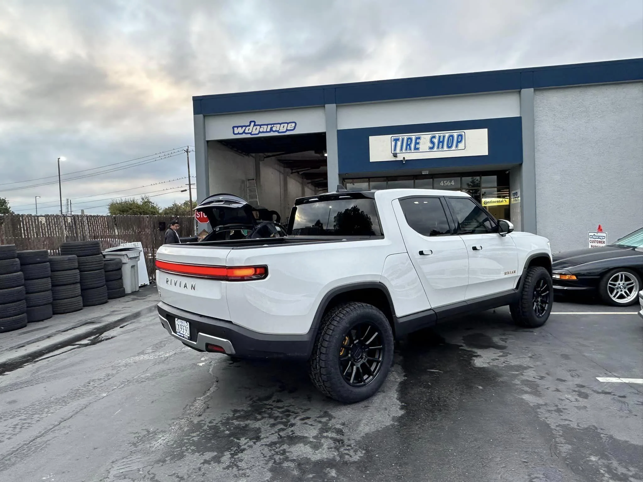 Rivian R1T R1S GLACIER WHITE R1T  Photos 328851193_1874466399595242_4019843080501098754_n