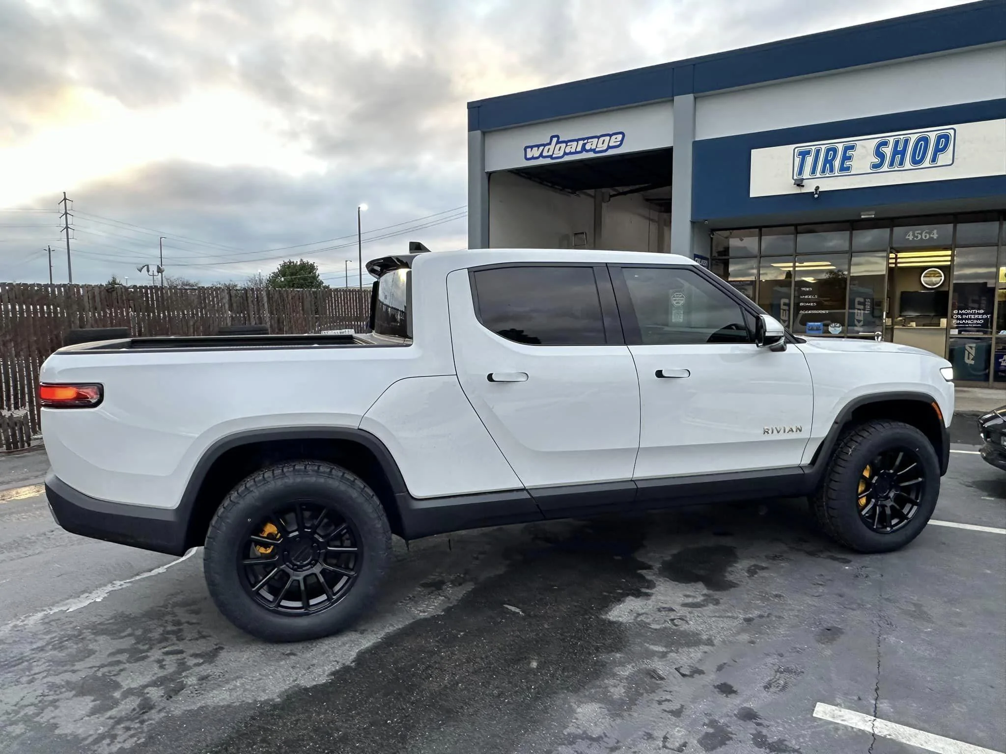 Rivian R1T R1S GLACIER WHITE R1T  Photos 328243129_882402759696471_2041064545766082571_n