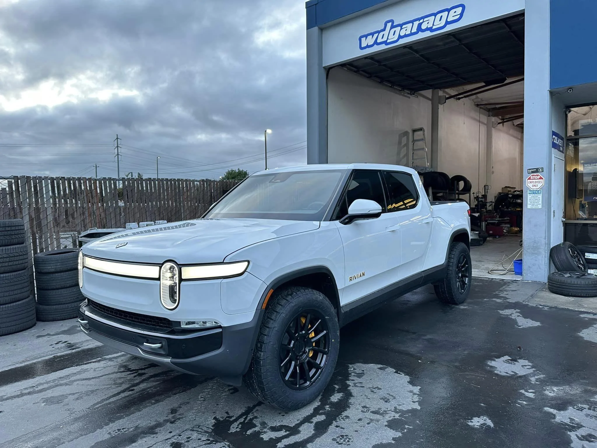 Rivian R1T R1S GLACIER WHITE R1T  Photos 326876919_1016075506027281_9050515472594517090_n