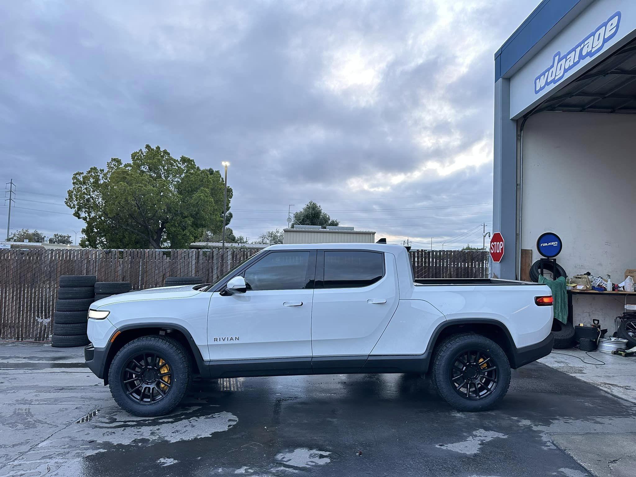 Rivian R1T R1S GLACIER WHITE R1T  Photos 328683818_501124428871247_7164599261713869997_n