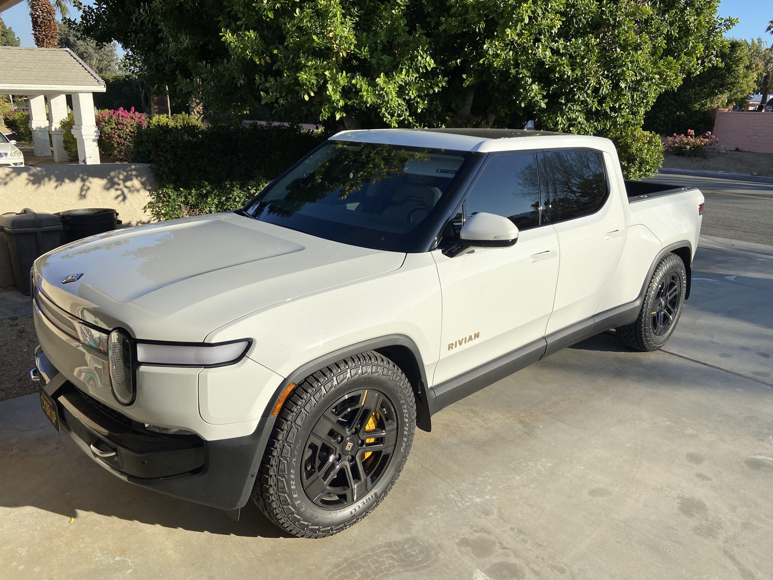 Rivian R1T R1S GLACIER WHITE R1T  Photos 9B305BEC-045B-470A-8662-C486B663C1AD