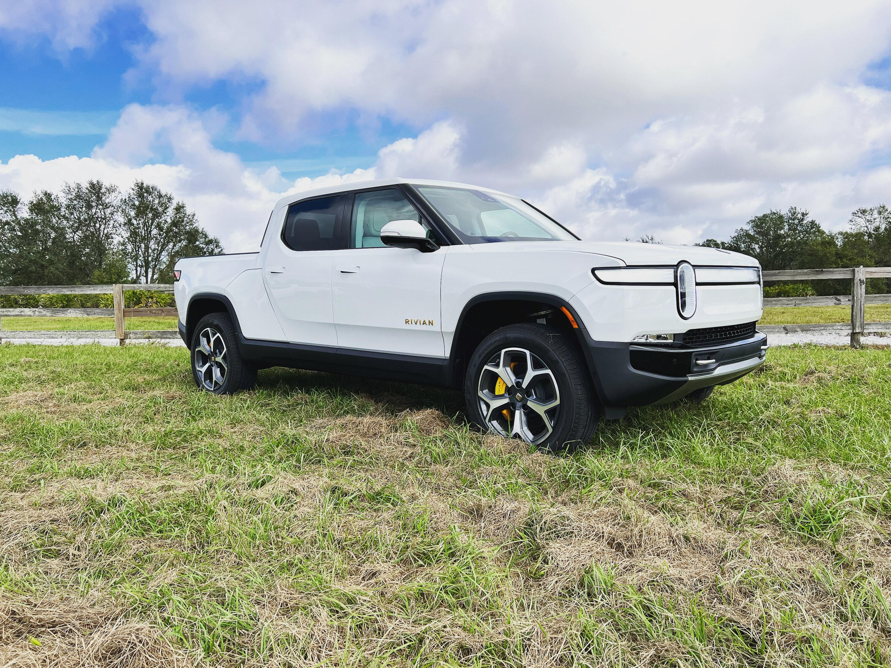 Rivian R1T R1S GLACIER WHITE R1T  Photos 46A756C6-0ADA-4A73-B448-2EC5E76FDB10