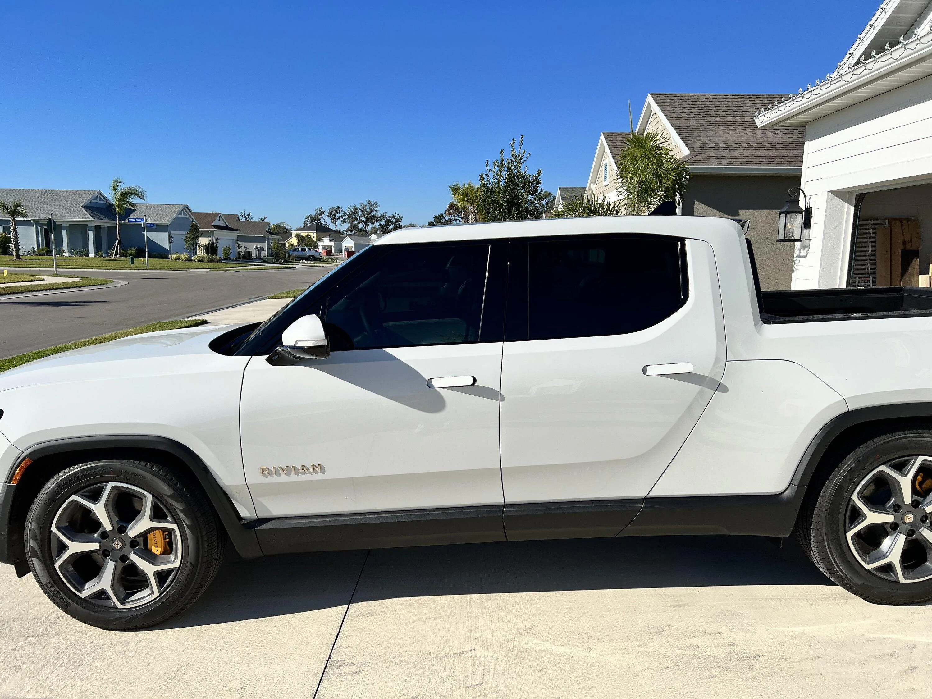 Rivian R1T R1S GLACIER WHITE R1T  Photos IMG_4205