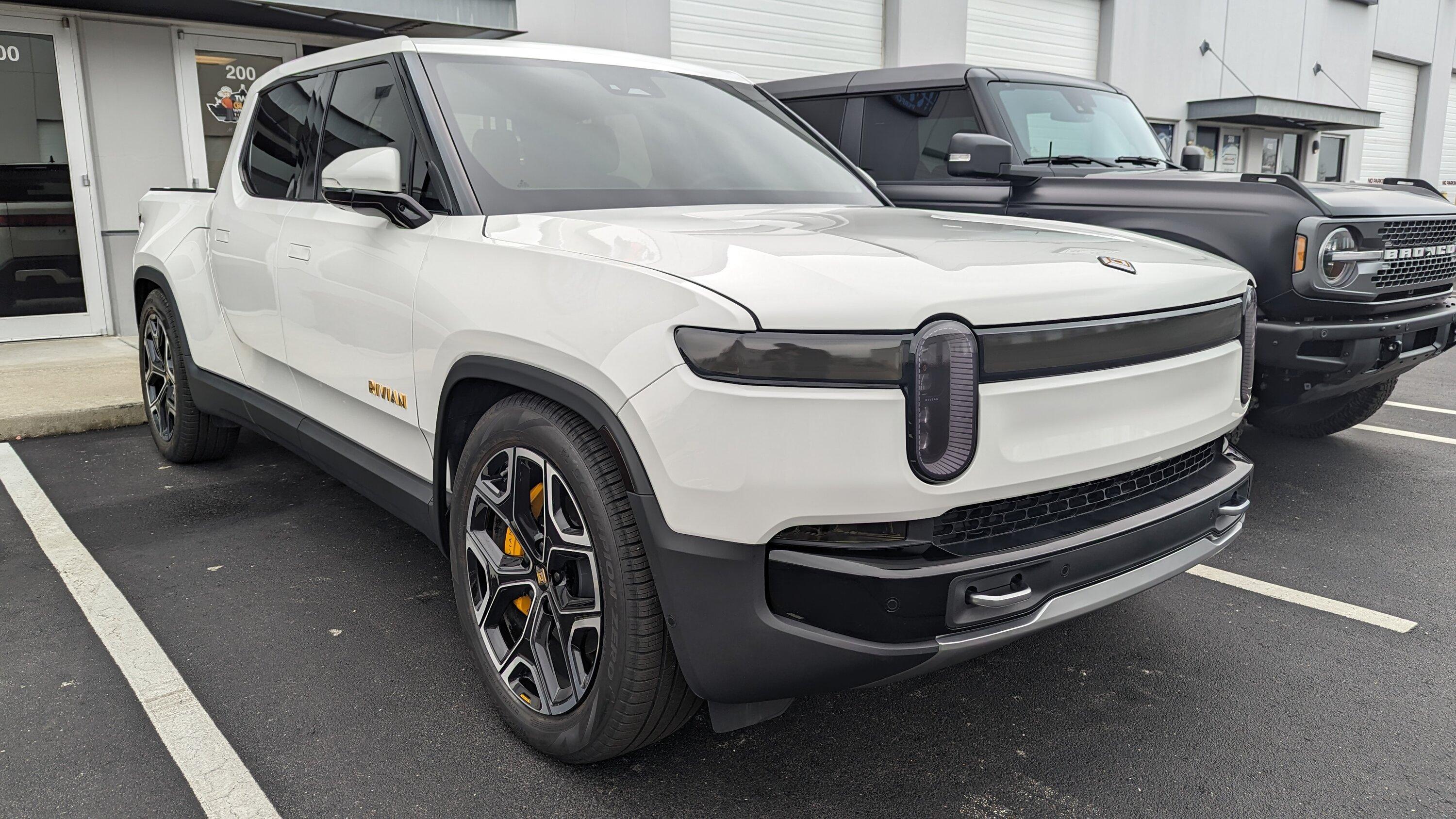 Rivian R1T R1S GLACIER WHITE R1T  Photos PXL_20230210_151412377
