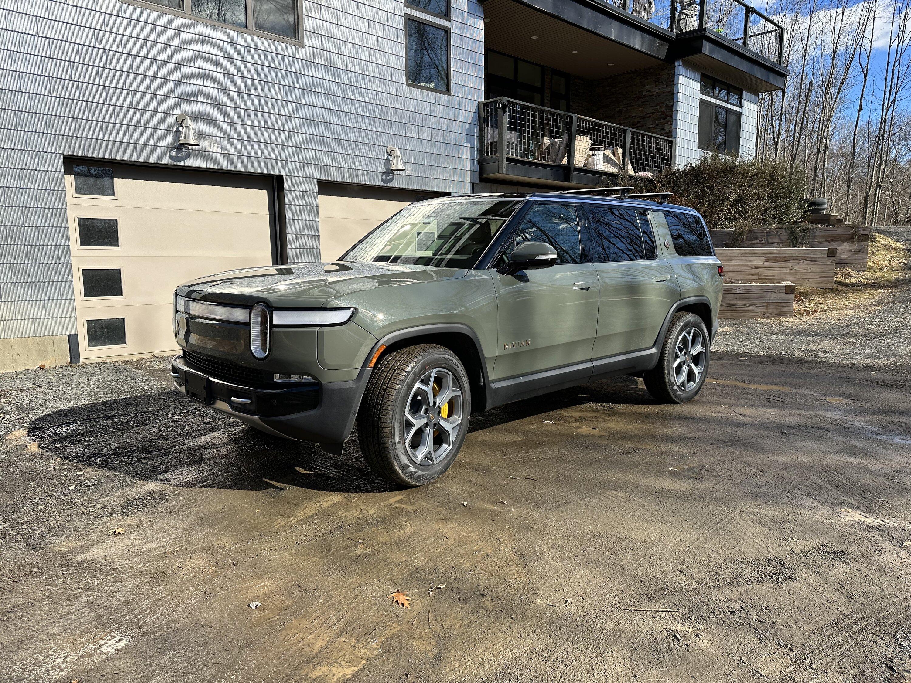 Rivian R1T R1S ? LAUNCH GREEN R1S  Photos 642cc546-638b-4c6b-8f02-678b3be2c465-jpe