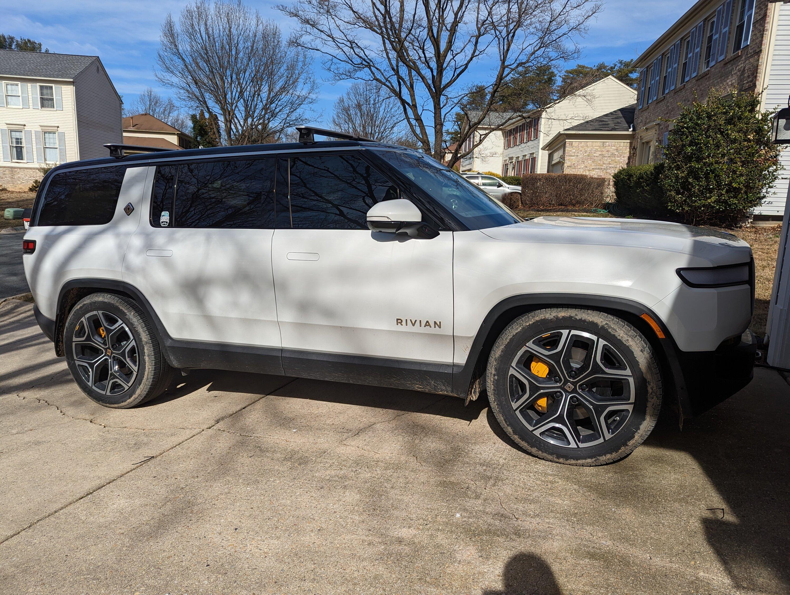 Rivian R1T R1S ? GLACIER WHITE R1S  Photos pxl_20230211_173203446-