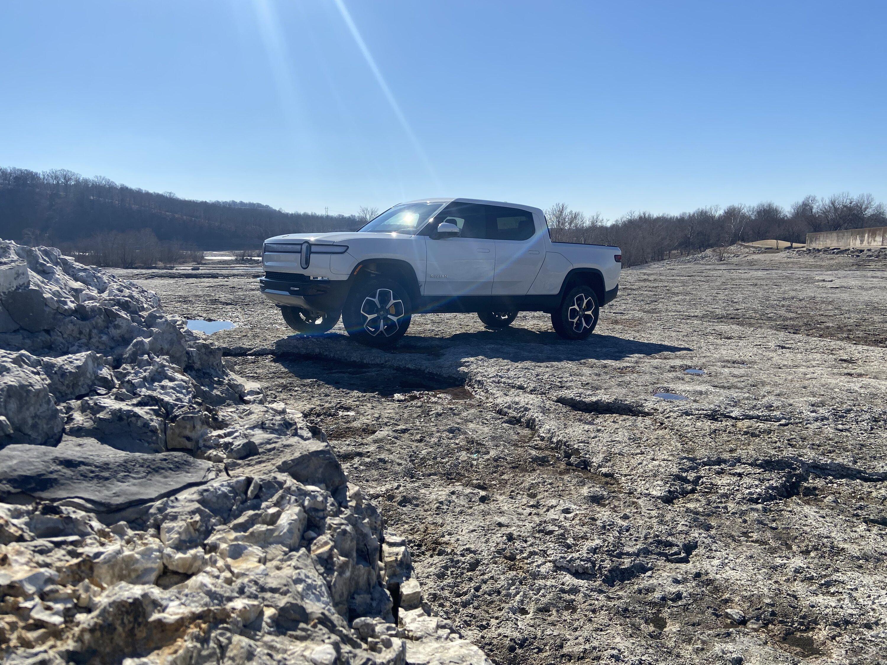 Rivian R1T R1S GLACIER WHITE R1T  Photos 2B5AE5A9-D6C0-487D-850B-9B298EED9295