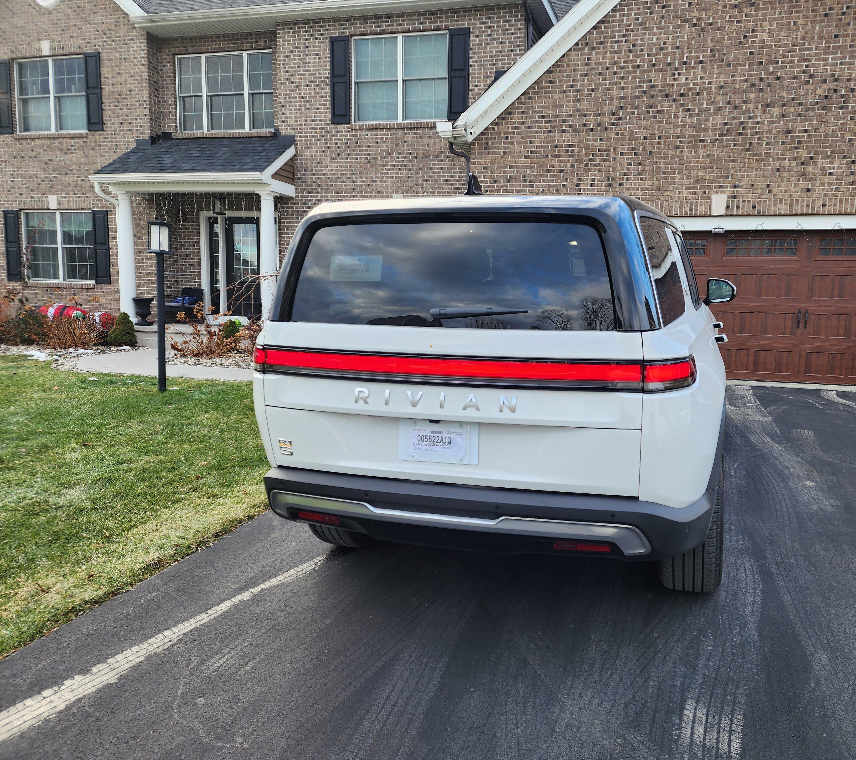 Rivian R1T R1S ? GLACIER WHITE R1S  Photos 20221230_142754
