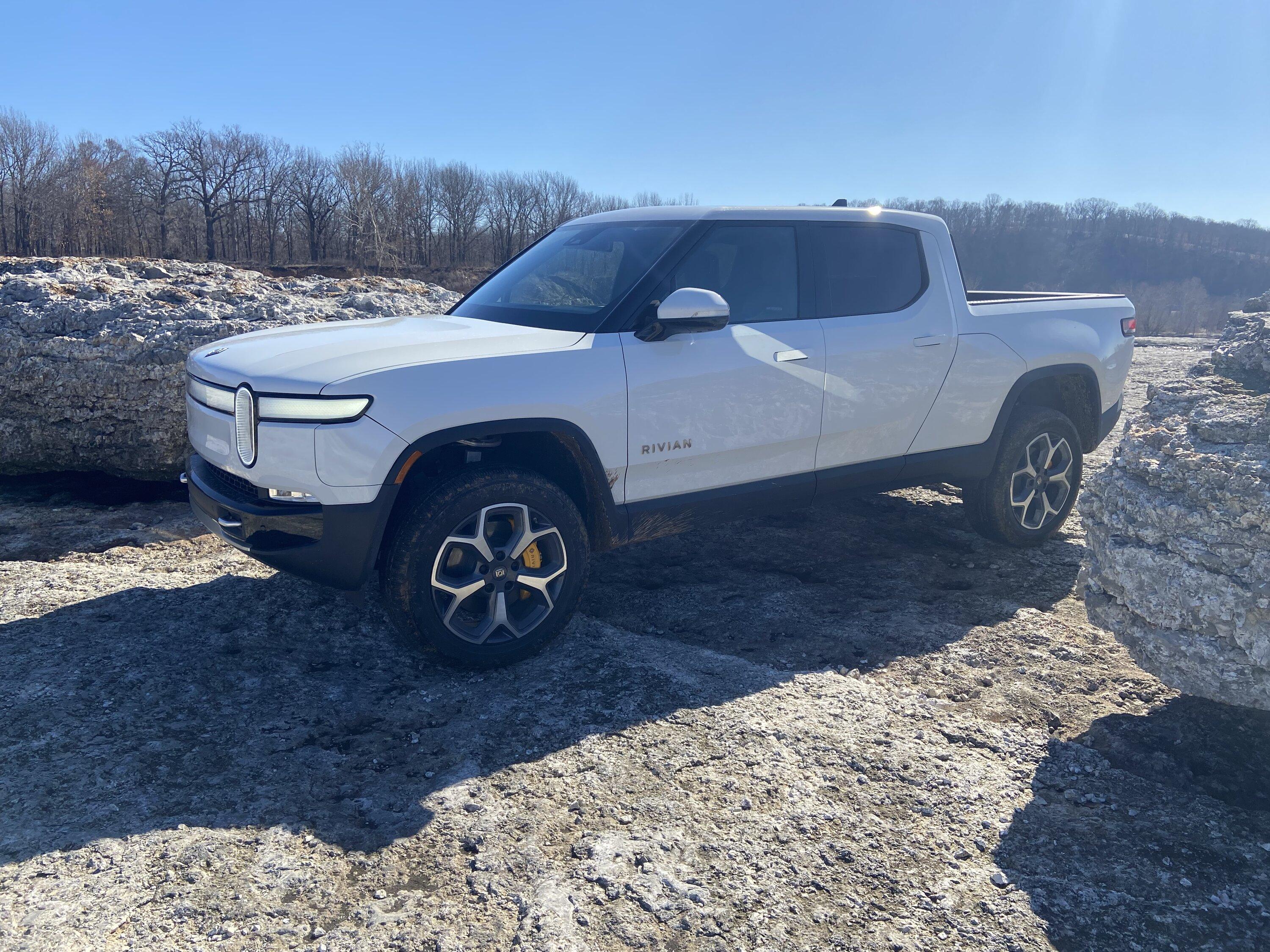 Rivian R1T R1S GLACIER WHITE R1T  Photos 413C870C-5265-4841-B31D-2CC5256585B9
