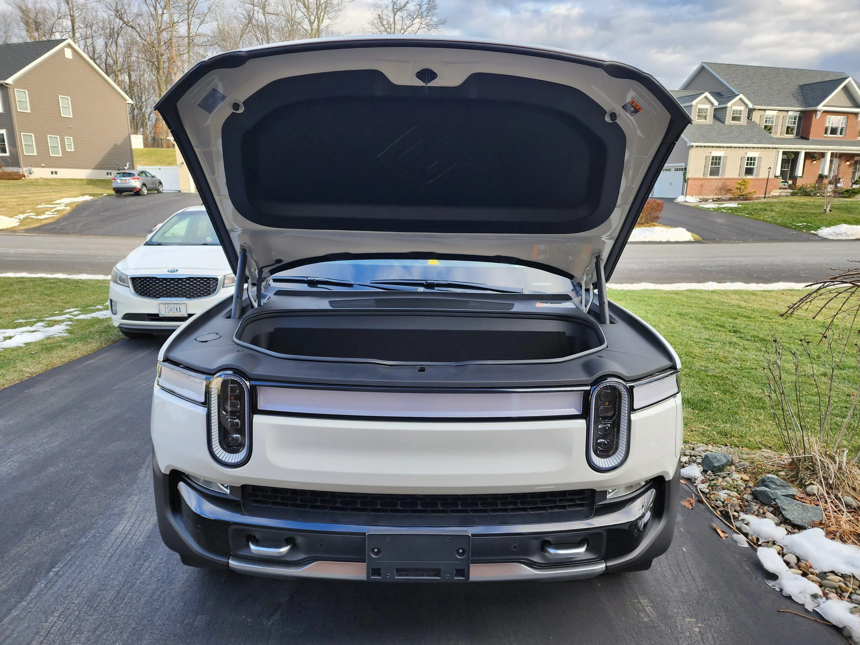 Rivian R1T R1S ? GLACIER WHITE R1S  Photos 20221230_142952