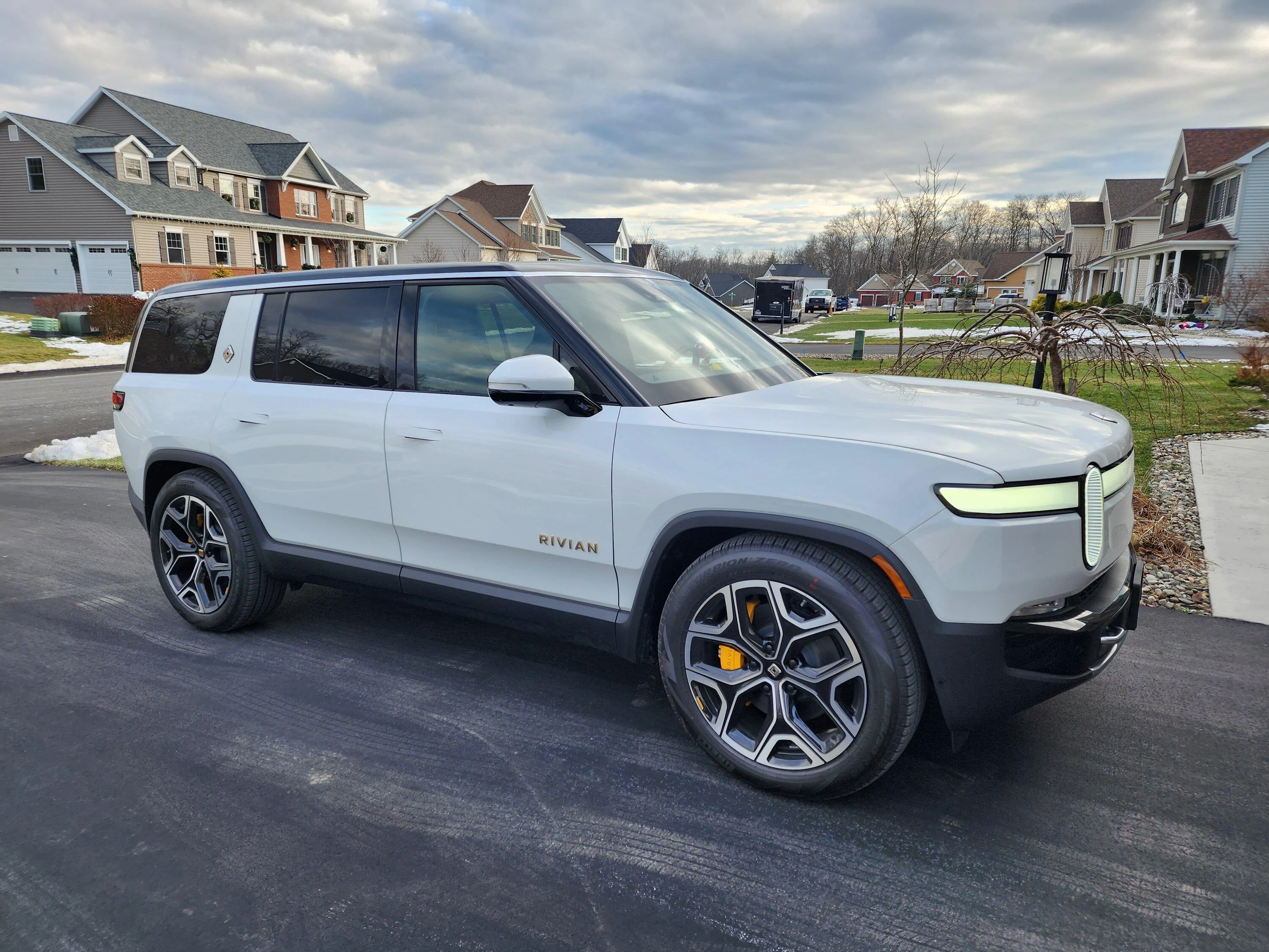 Rivian R1T R1S ? GLACIER WHITE R1S  Photos 20221230_142740