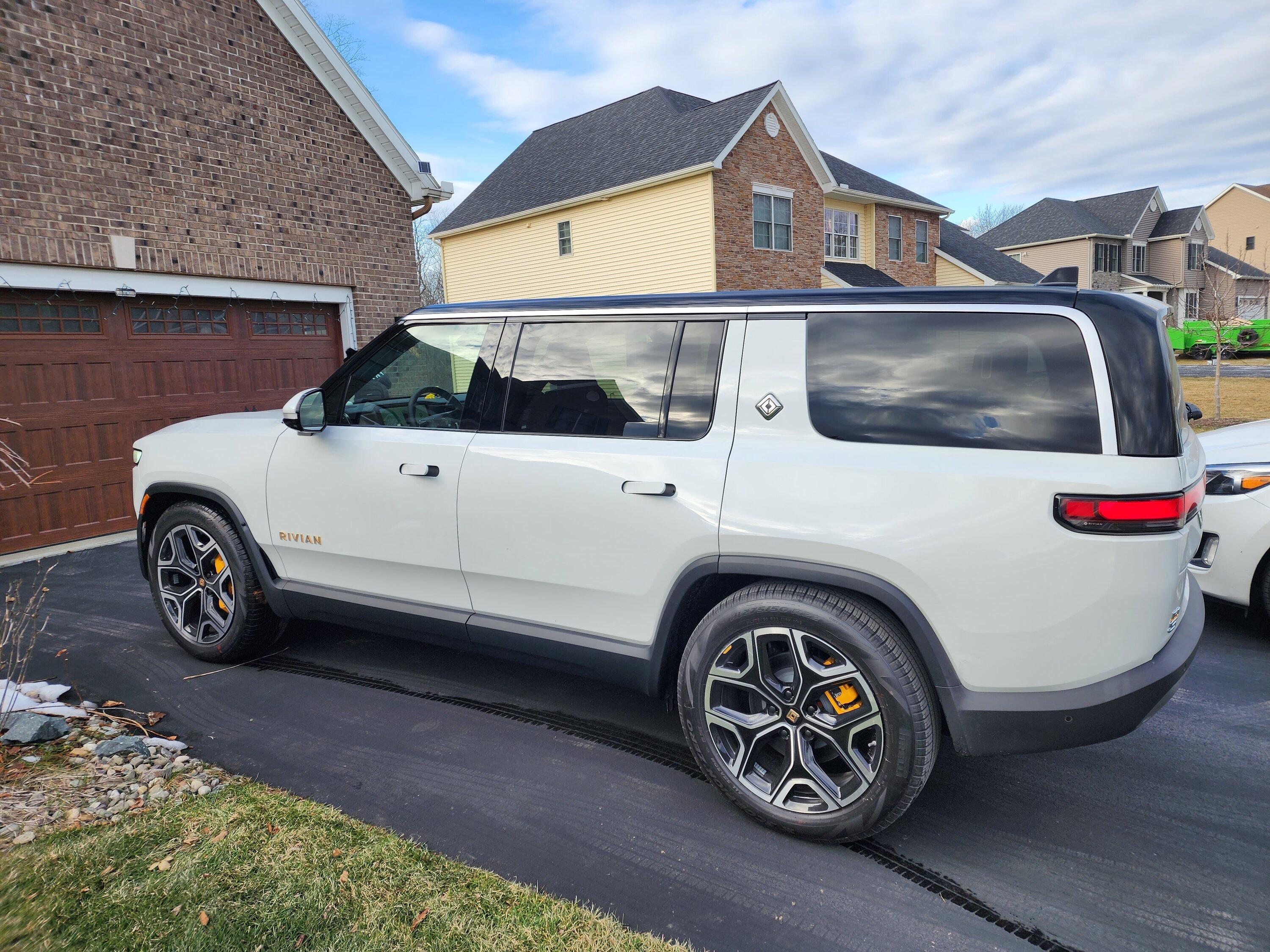 Rivian R1T R1S ? GLACIER WHITE R1S  Photos 20221230_142807
