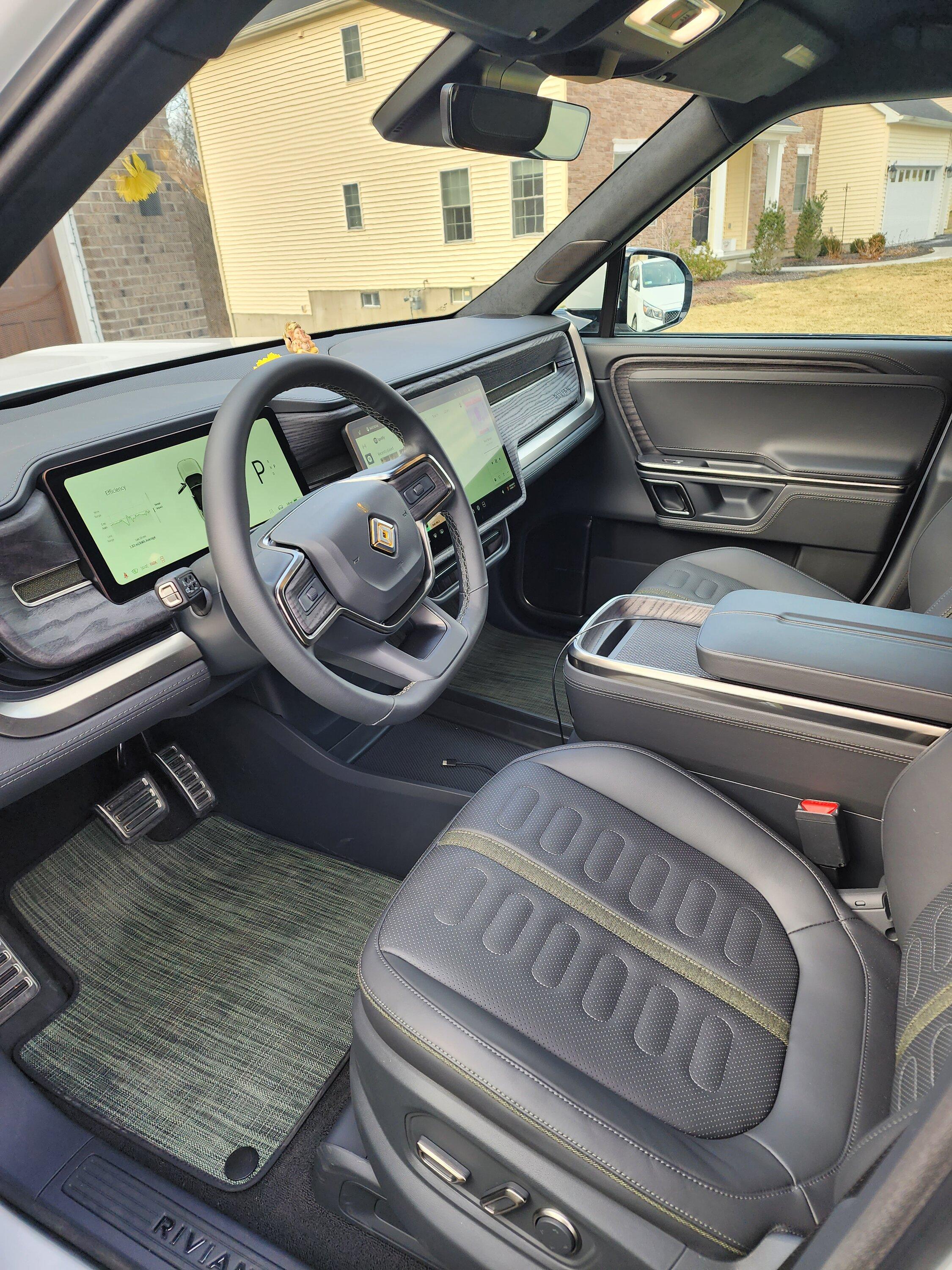 Rivian R1T R1S ? GLACIER WHITE R1S  Photos 20221230_142839