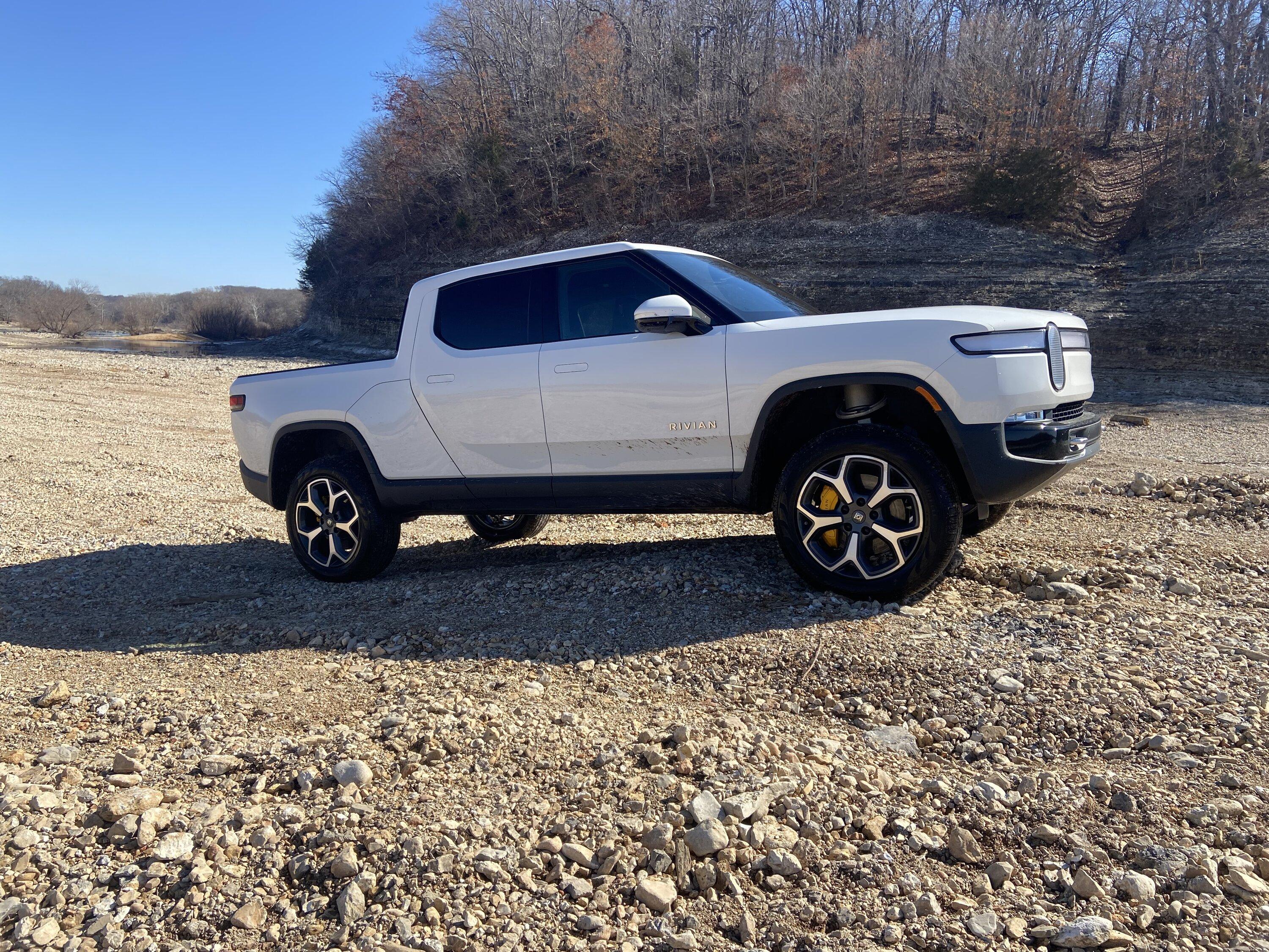 Rivian R1T R1S GLACIER WHITE R1T  Photos A8E82888-F33E-453E-B0CE-E6C2DE9D6DA8