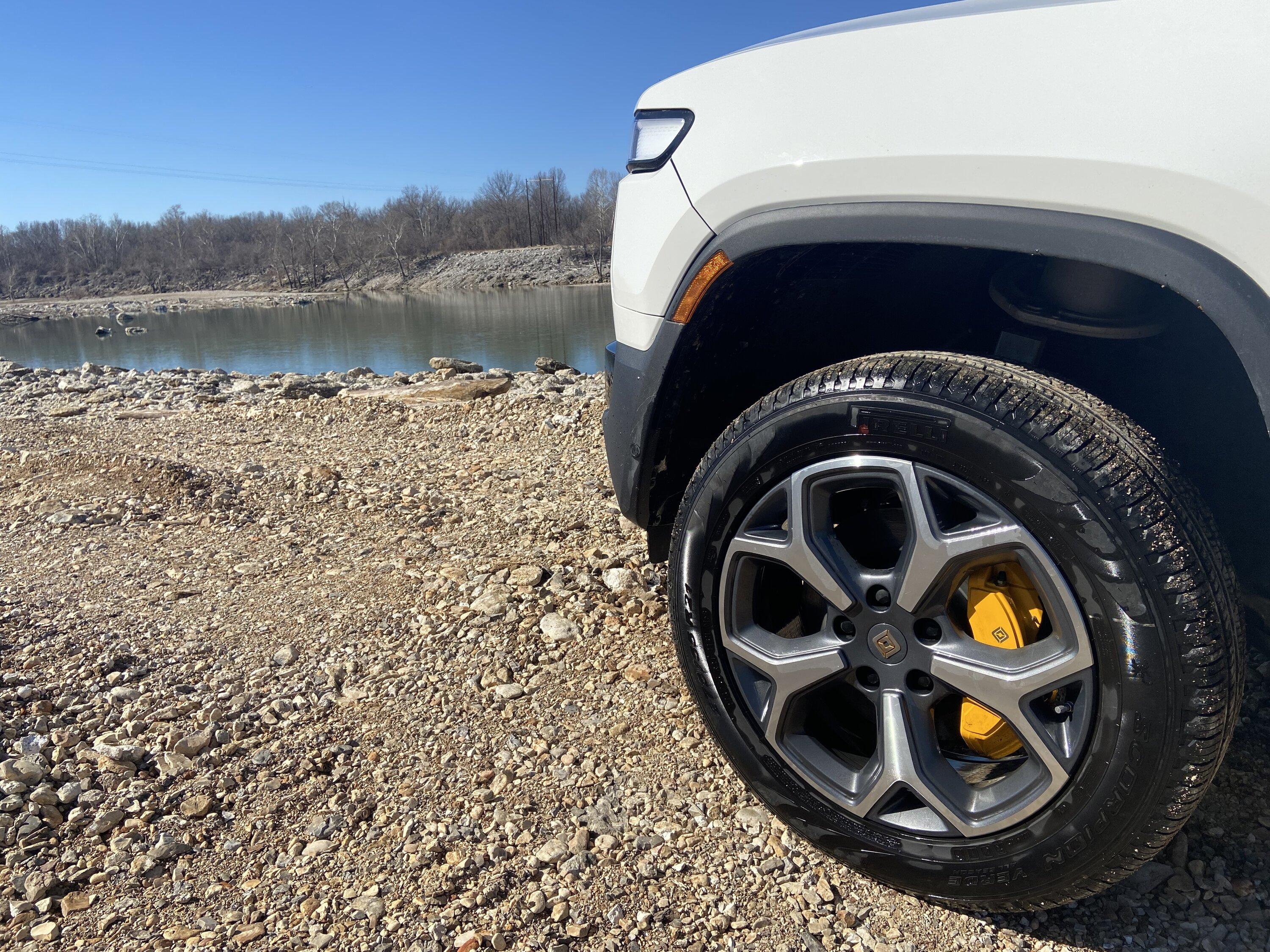 Rivian R1T R1S GLACIER WHITE R1T  Photos 7508714A-607B-4EAD-AF14-C3A1FE402845