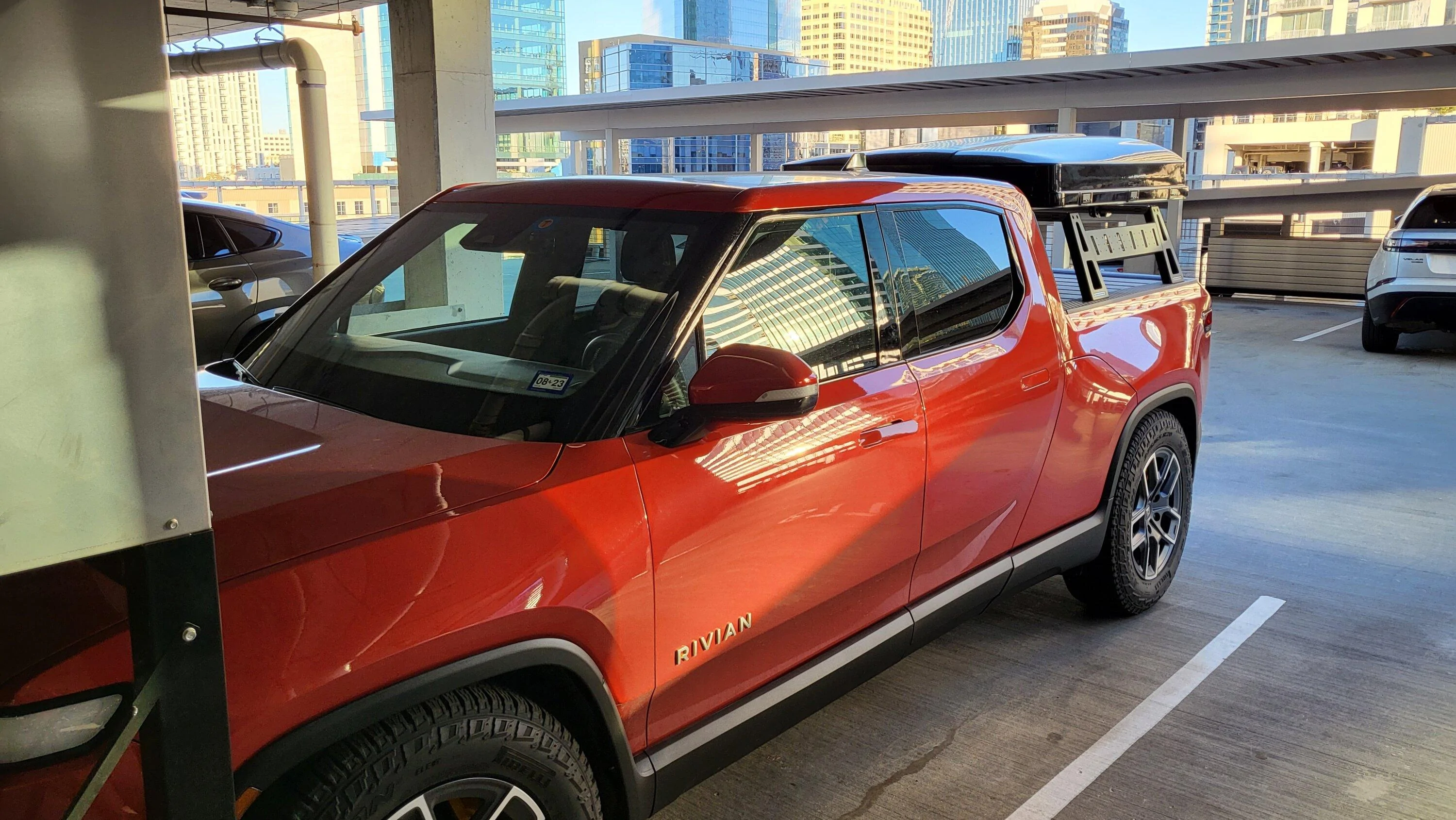 Rivian R1T R1S Range Industries Sierra Mid-rack installed w/ an iKamper Mini 3.0 mounted 20230211_172255
