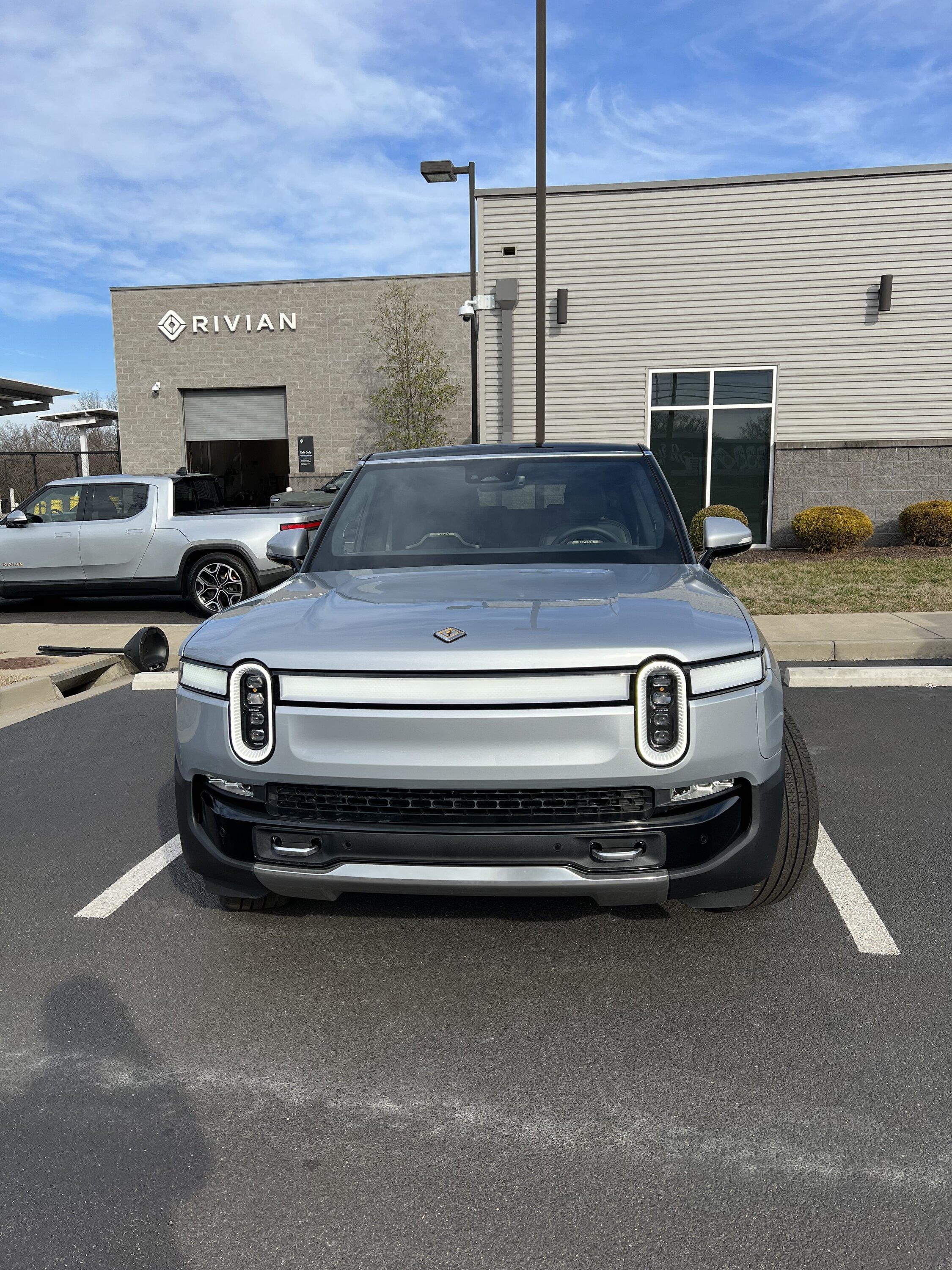Rivian R1T R1S LA SILVER Rivian Photos C90634AA-CF0B-4327-8DA6-C664D7B18CEB