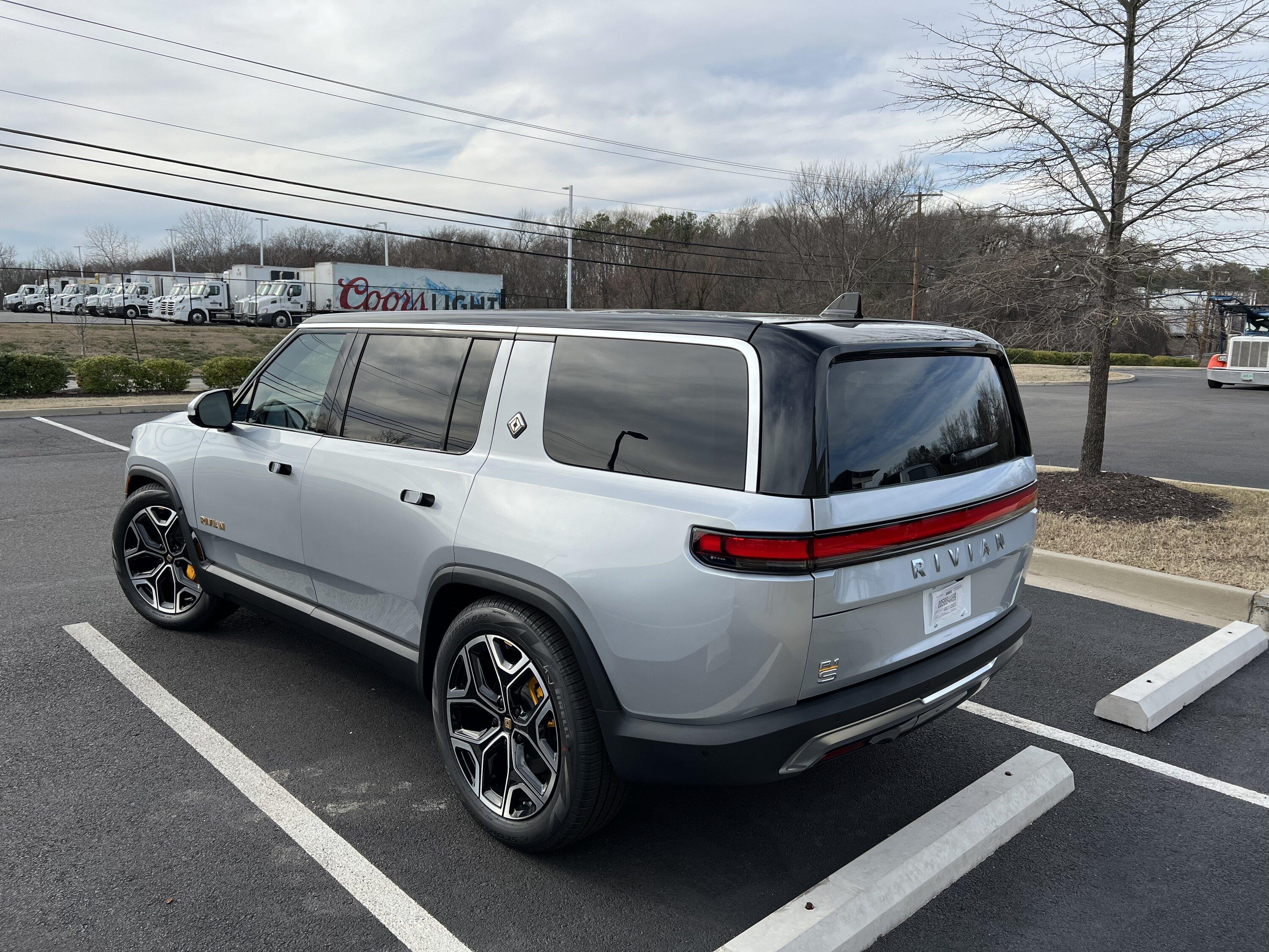 Rivian R1T R1S LA SILVER Rivian Photos E0170F01-9EDB-4AD9-953F-0891AEB1E7A8