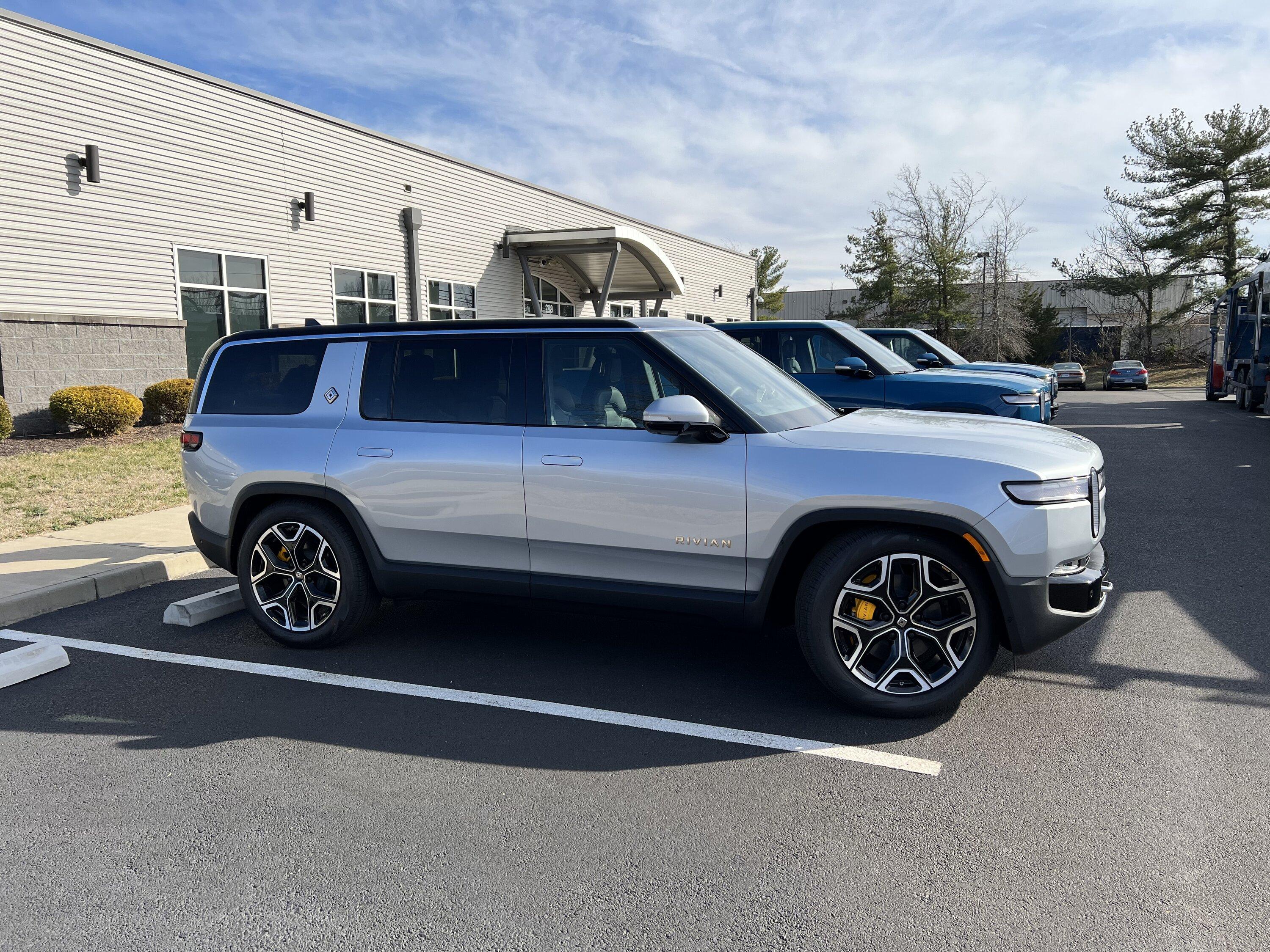 Rivian R1T R1S LA SILVER Rivian Photos 98129624-28CB-4F0F-A4F0-934C9442852F
