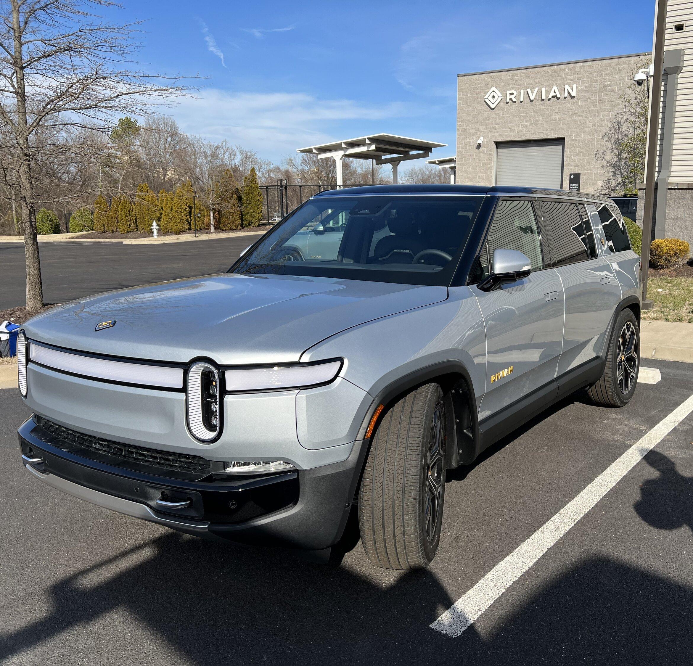 Rivian R1T R1S LA SILVER Rivian Photos Rivian R1S LA SILVER 19CAAFFC-CD8C-4460-BDBF-FDC2CDD55F24