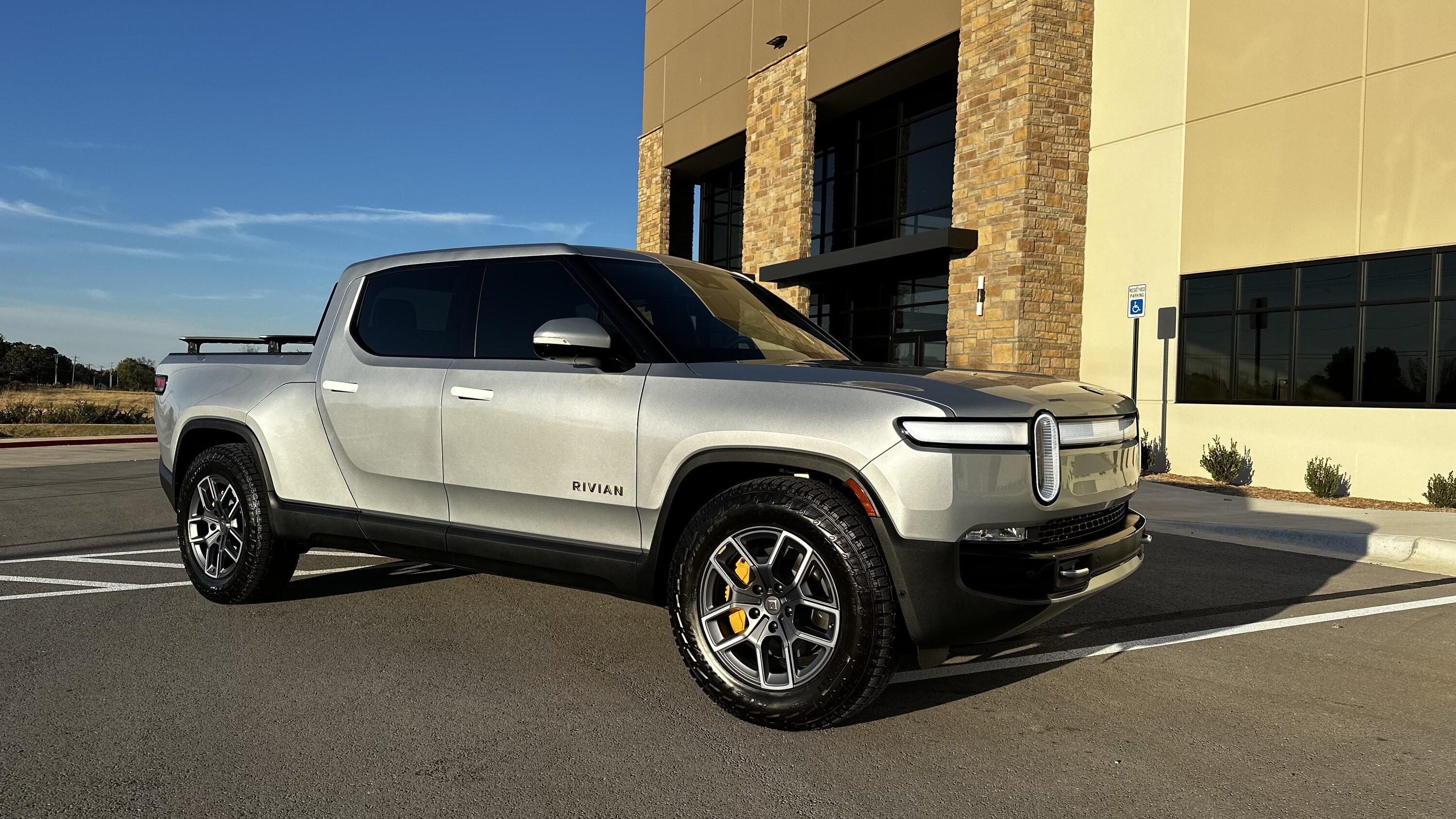 Rivian R1T R1S My LA Silver R1S delivered! 68799853146__BECA41C1-BA17-4ED3-B7C2-A6C3864F8FC5.fullsizerender
