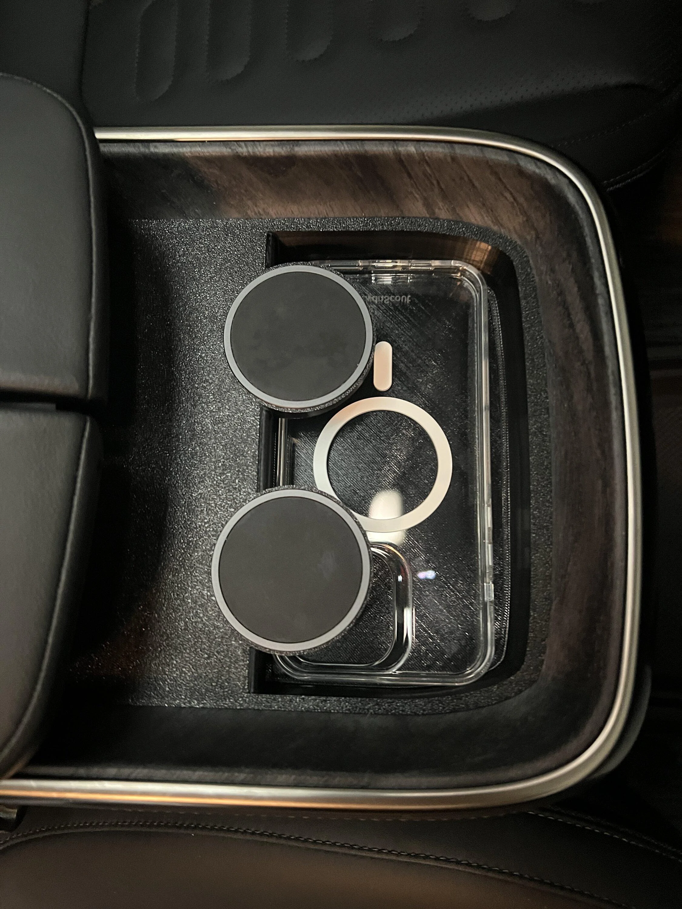 Rivian R1T R1S NEW - RIVIPARTS Ultimate MagSafe Charging Pad Kit IMG_1291
