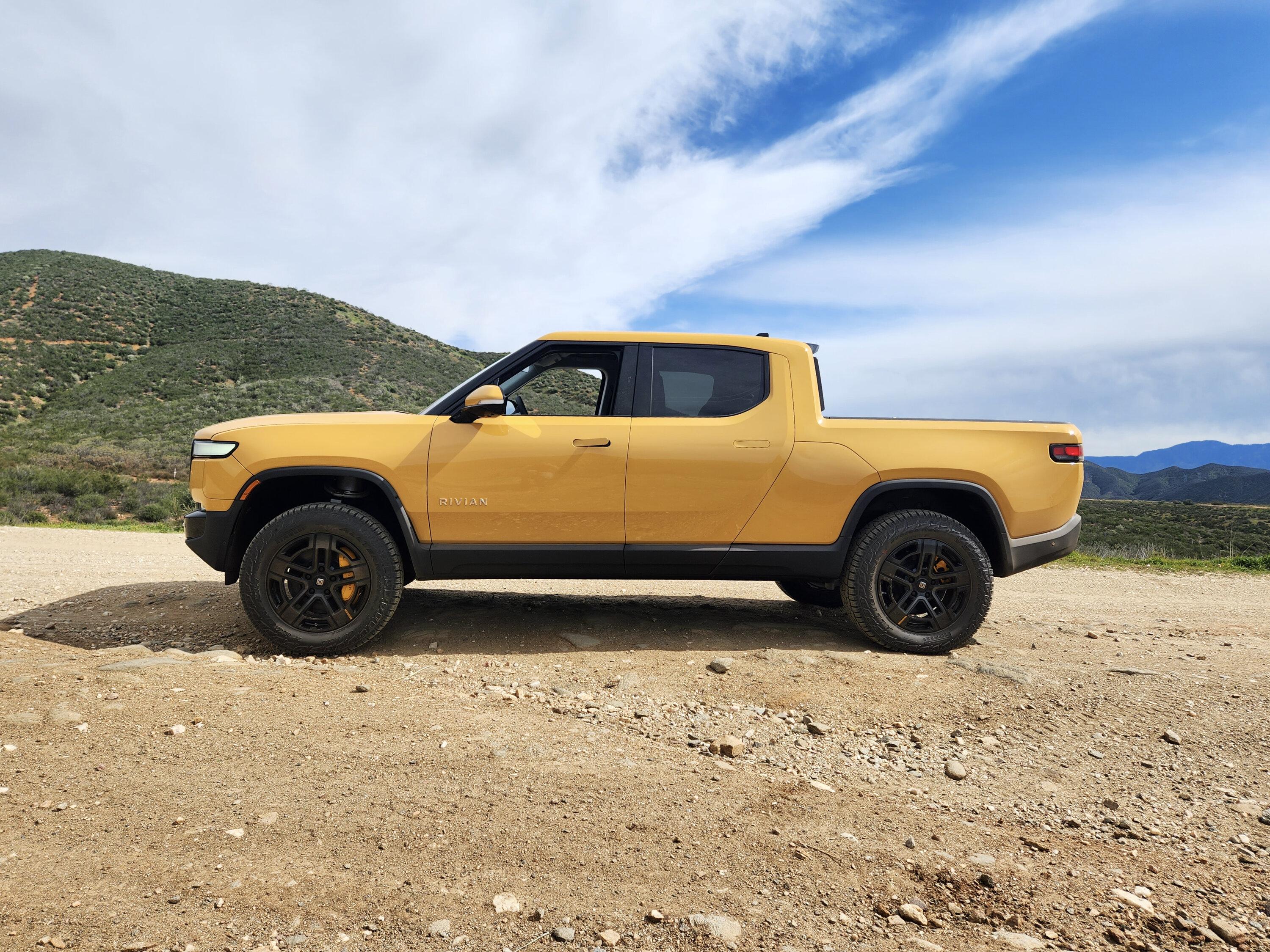 Rivian R1T R1S COMPASS YELLOW R1T Photos CC3DFA2E-3897-4D0A-A036-F6425963EF4A