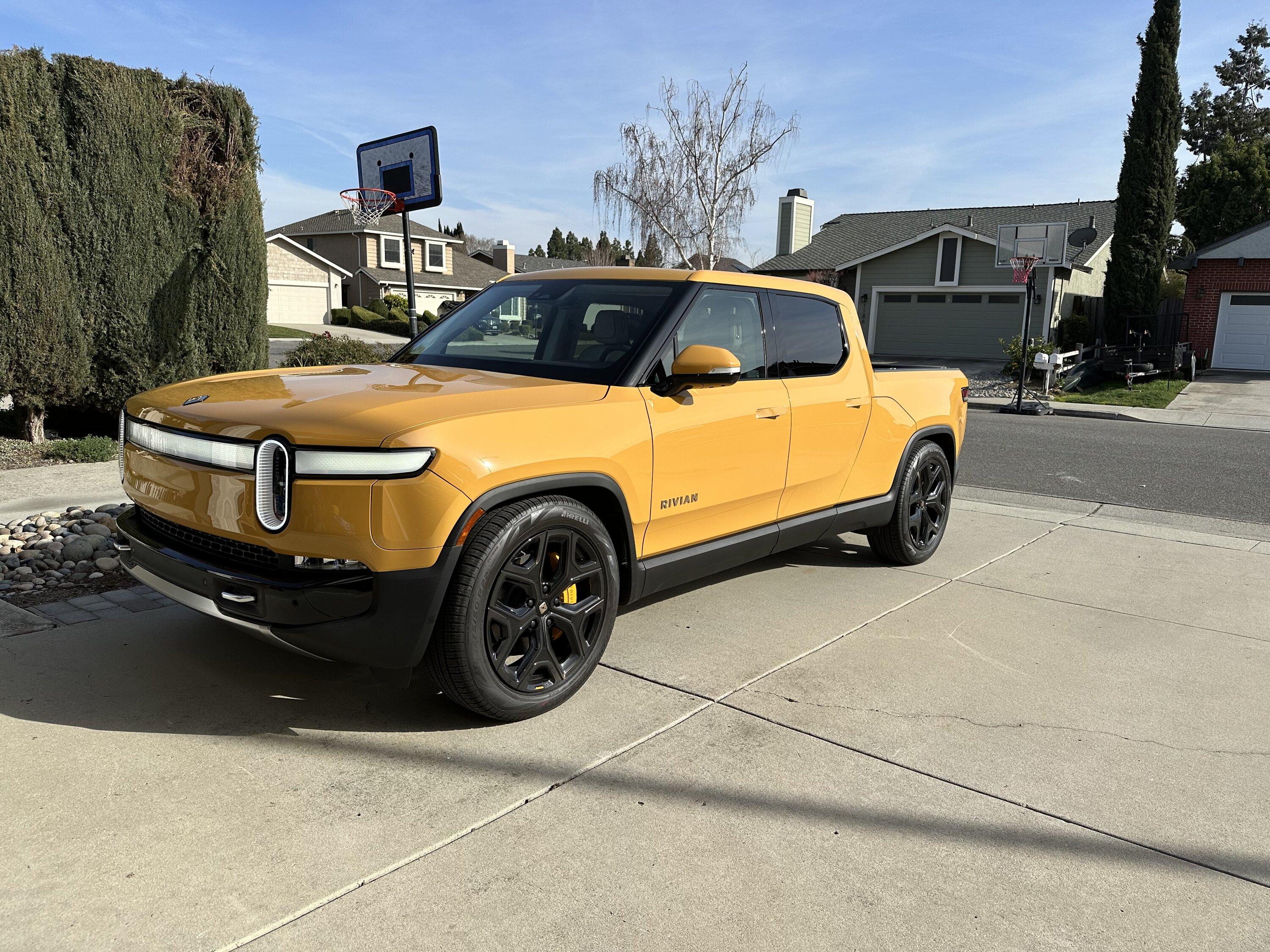 Rivian R1T R1S COMPASS YELLOW R1T Photos 8BB1F230-12EC-4EDF-A1EC-4DAE244F56BE