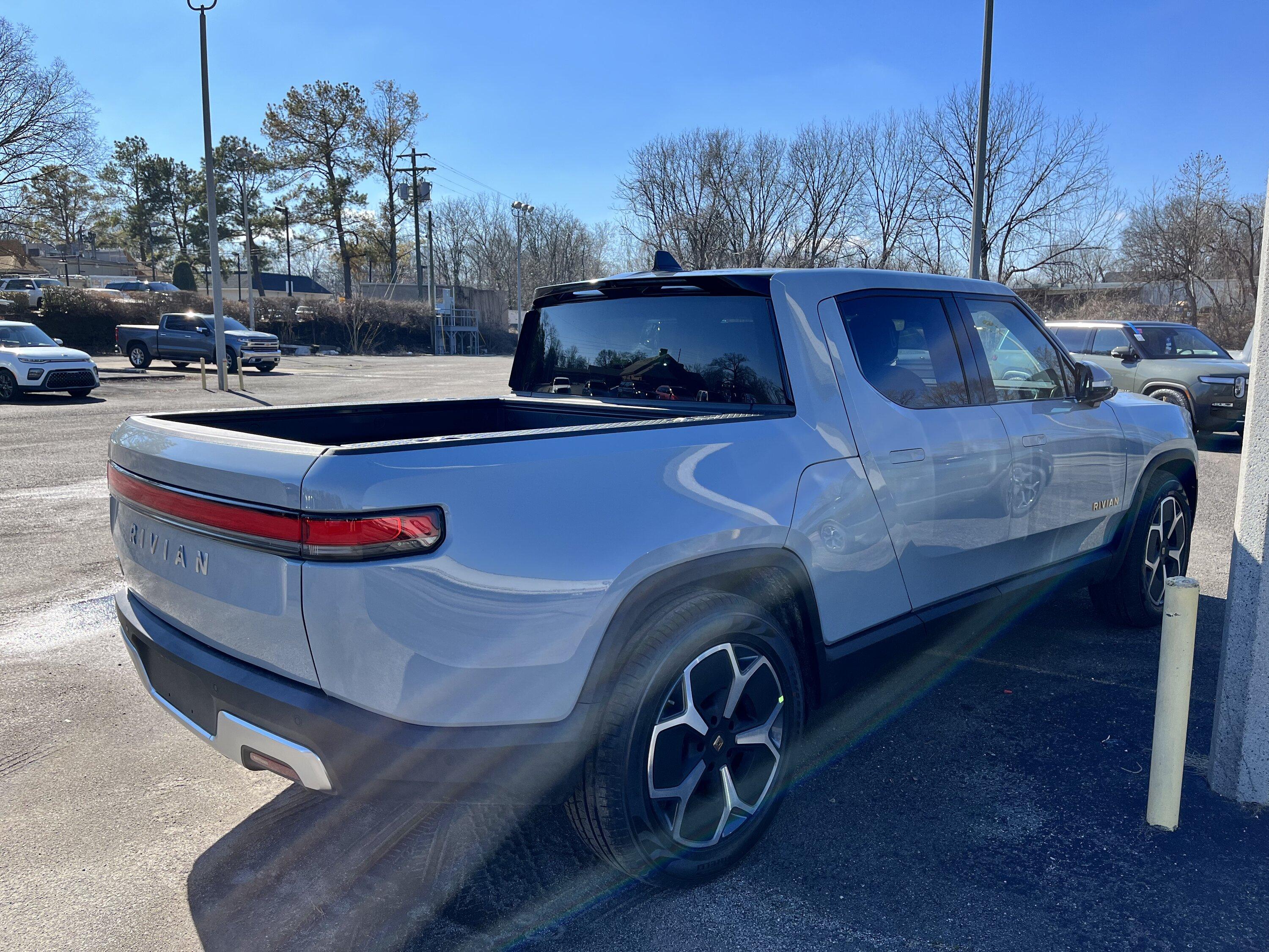 Rivian R1T R1S LIMESTONE R1T Photos C55B17B2-FA1F-4AEE-BD67-379C91C7C4DA