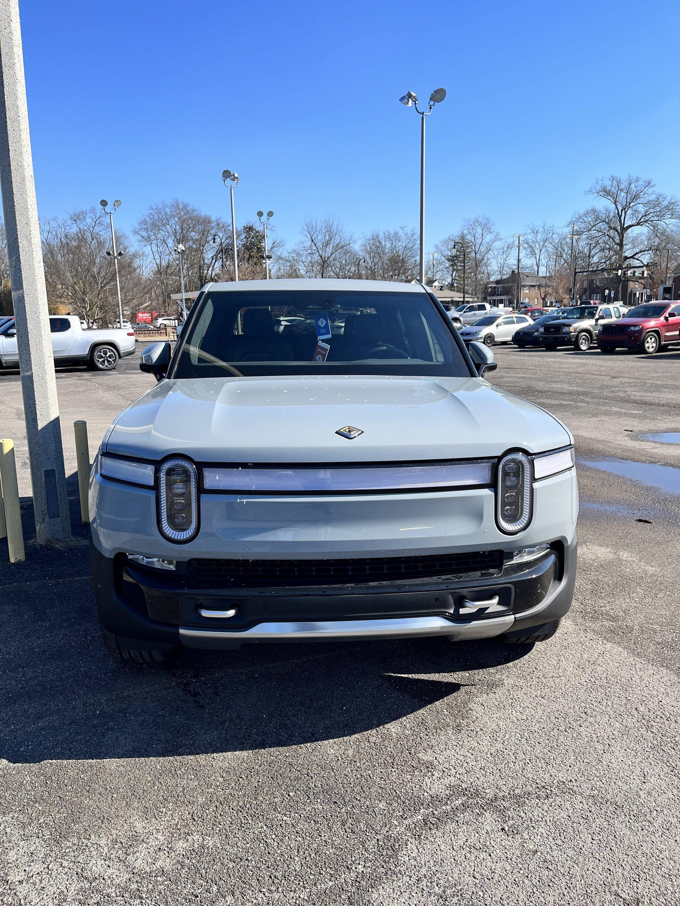 Rivian R1T R1S LIMESTONE R1T Photos 1448A09C-8E99-4F16-A1E6-0625527F3359