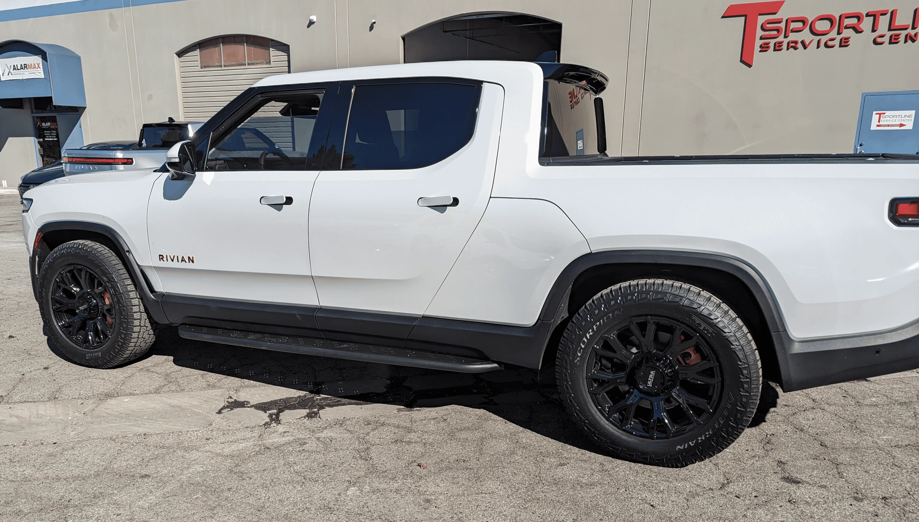 Rivian R1T R1S EV Sportline RMAXX Running Boards Installed on R1T Today! - Review / Feedback / Photos 1676941832038