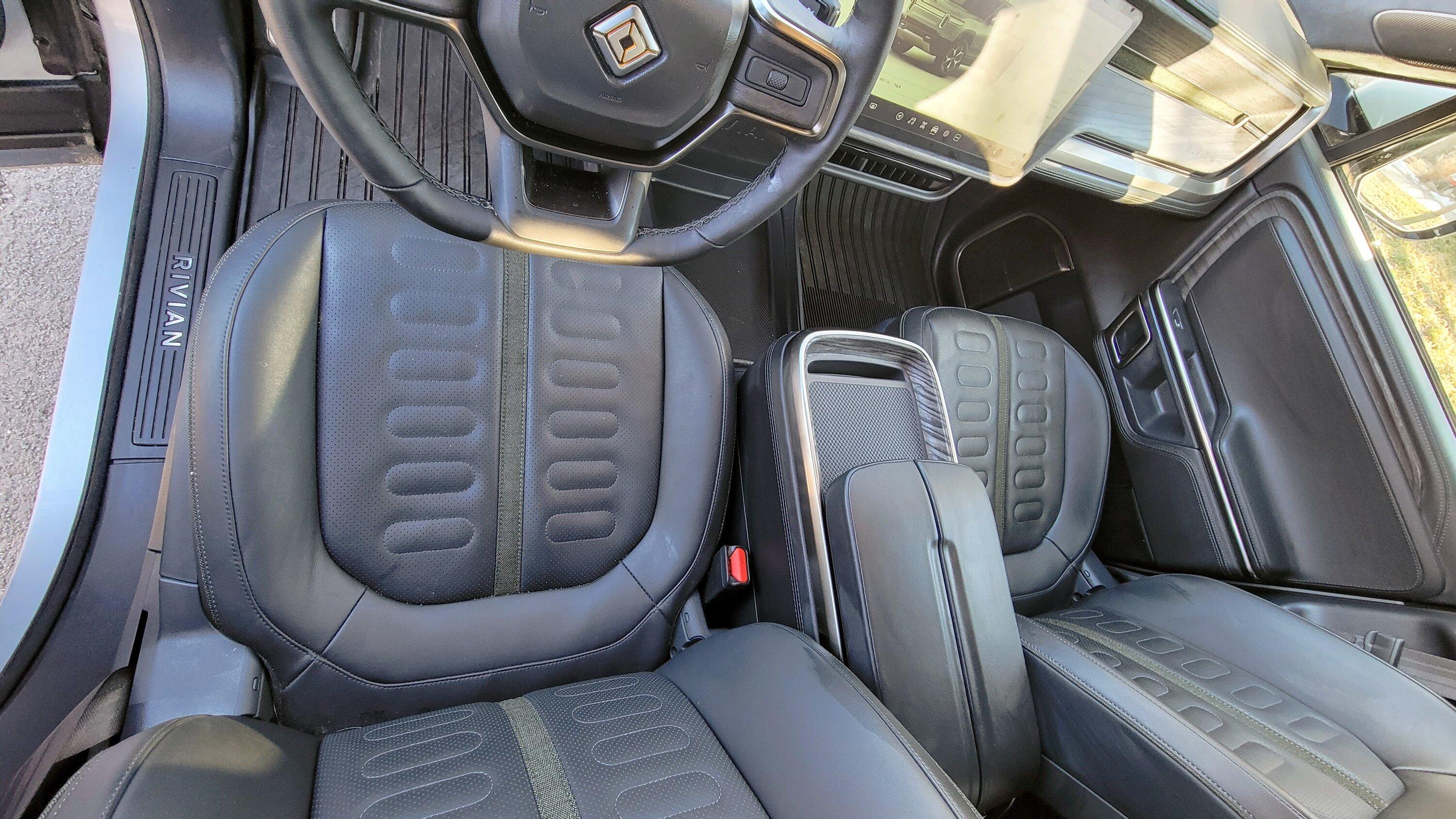 Rivian R1T R1S R1T Adventure, LA Silver / Black, 21", 8400 miles 20230220_160632