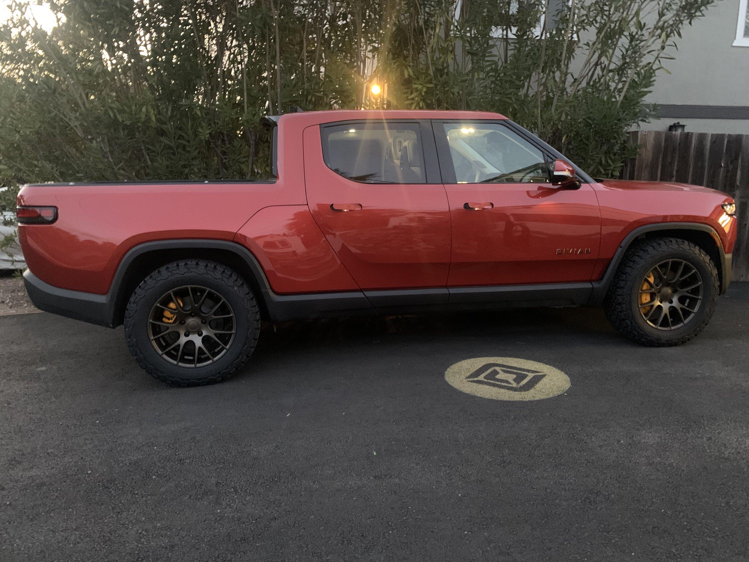 Rivian R1T R1S BFG 285/60/20 tires with 20" aftermarket wheels installed (+ blacked out badges & light bars tint) D73D3AC2-A057-4AD5-BEE5-AC3553DF8CE0