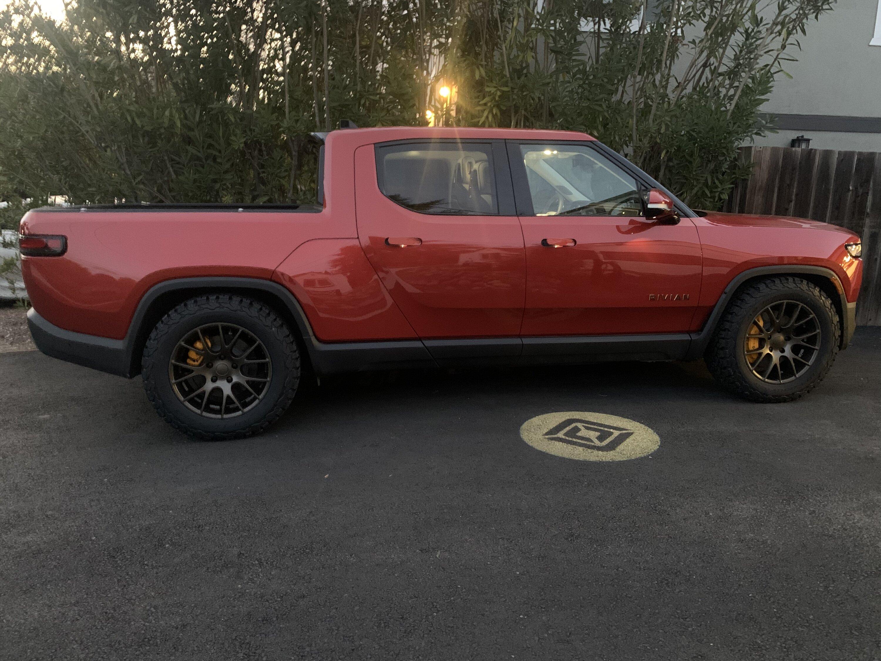 Rivian R1T R1S BFG 285/60/20 tires with 20" aftermarket wheels installed (+ blacked out badges & light bars tint) A1F34D12-36F5-4733-9778-AA5A72D2C0D4