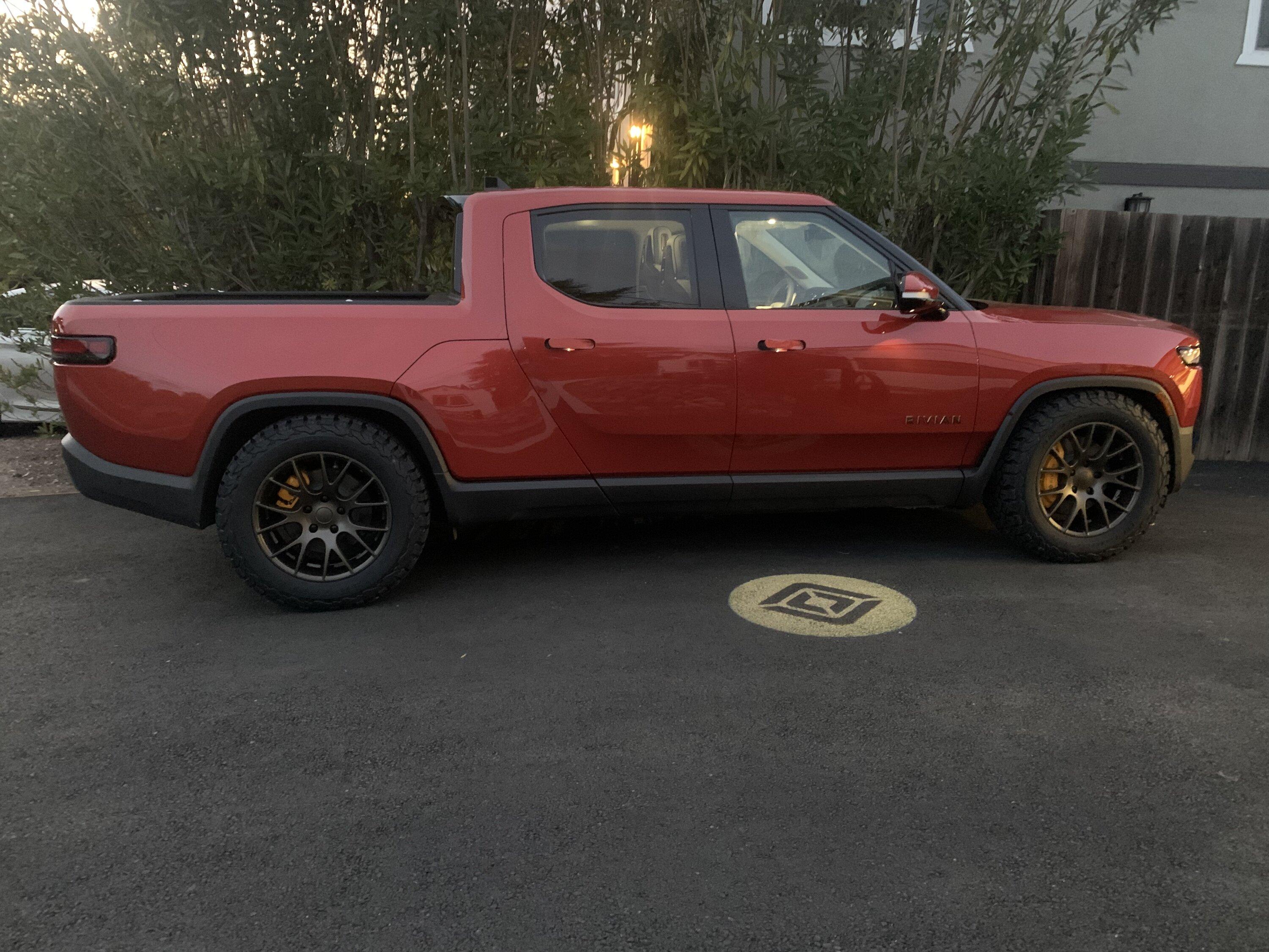Rivian R1T R1S BFG 285/60/20 tires with 20" aftermarket wheels installed (+ blacked out badges & light bars tint) C19530E3-8628-4402-8BD7-7BF4114D61A3