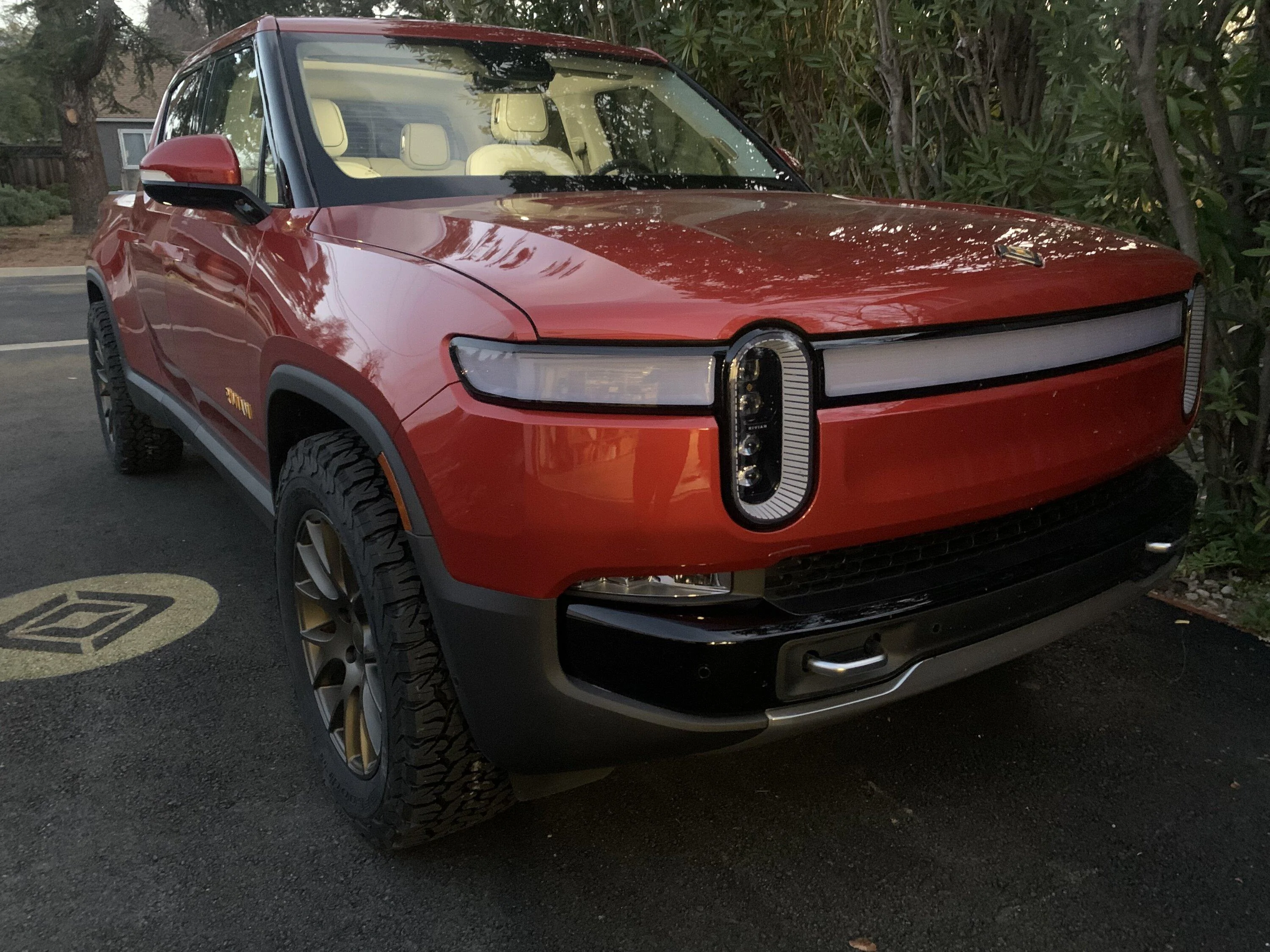 Rivian R1T R1S BFG 285/60/20 tires with 20" aftermarket wheels installed (+ blacked out badges & light bars tint) 6D2591A0-0531-4ACA-857A-1A8C98BDF475