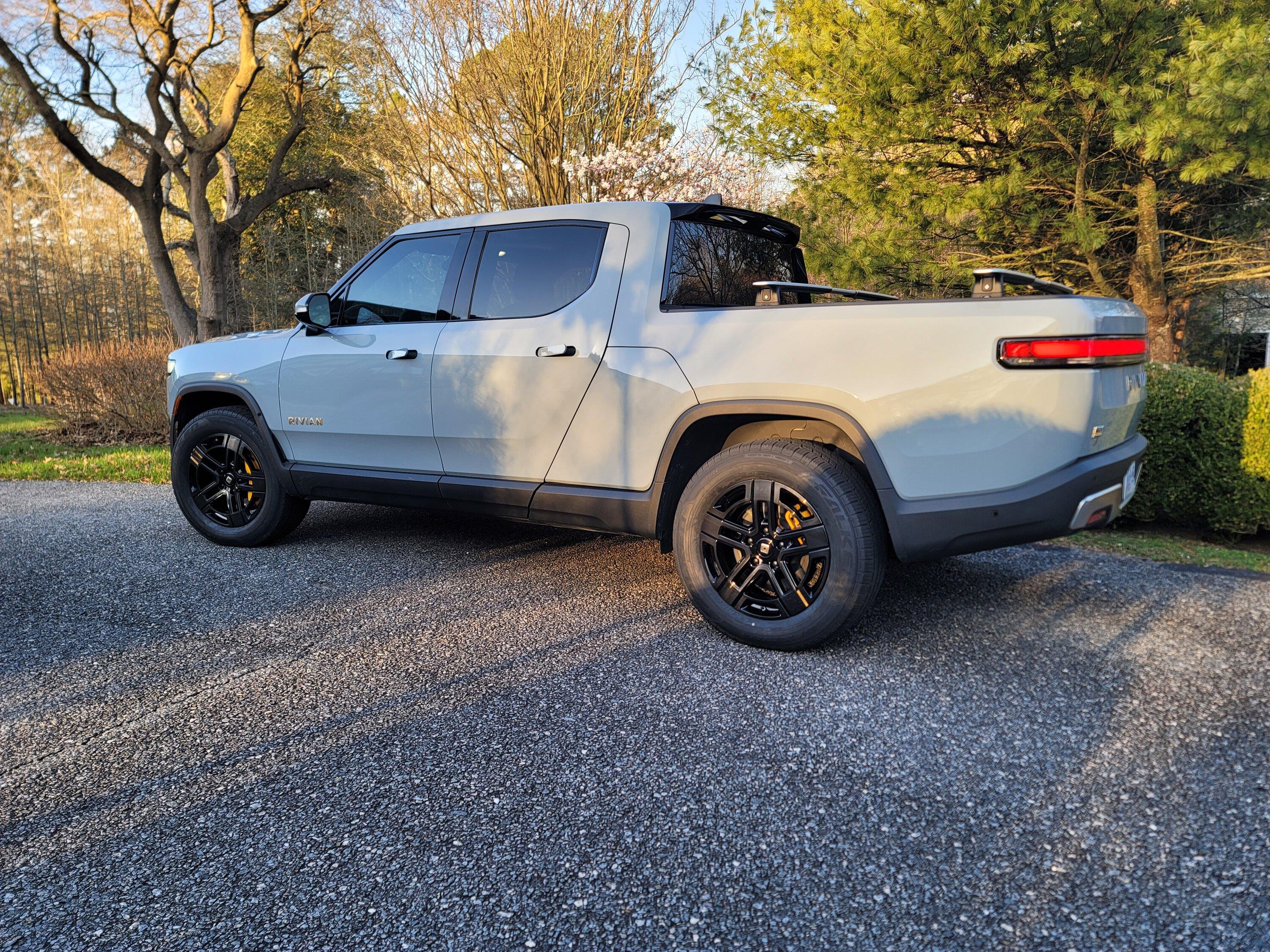Rivian R1T R1S Installed 20" AT wheels with Falken Ziex CT60 A/S275/60 tires 20230222_072810