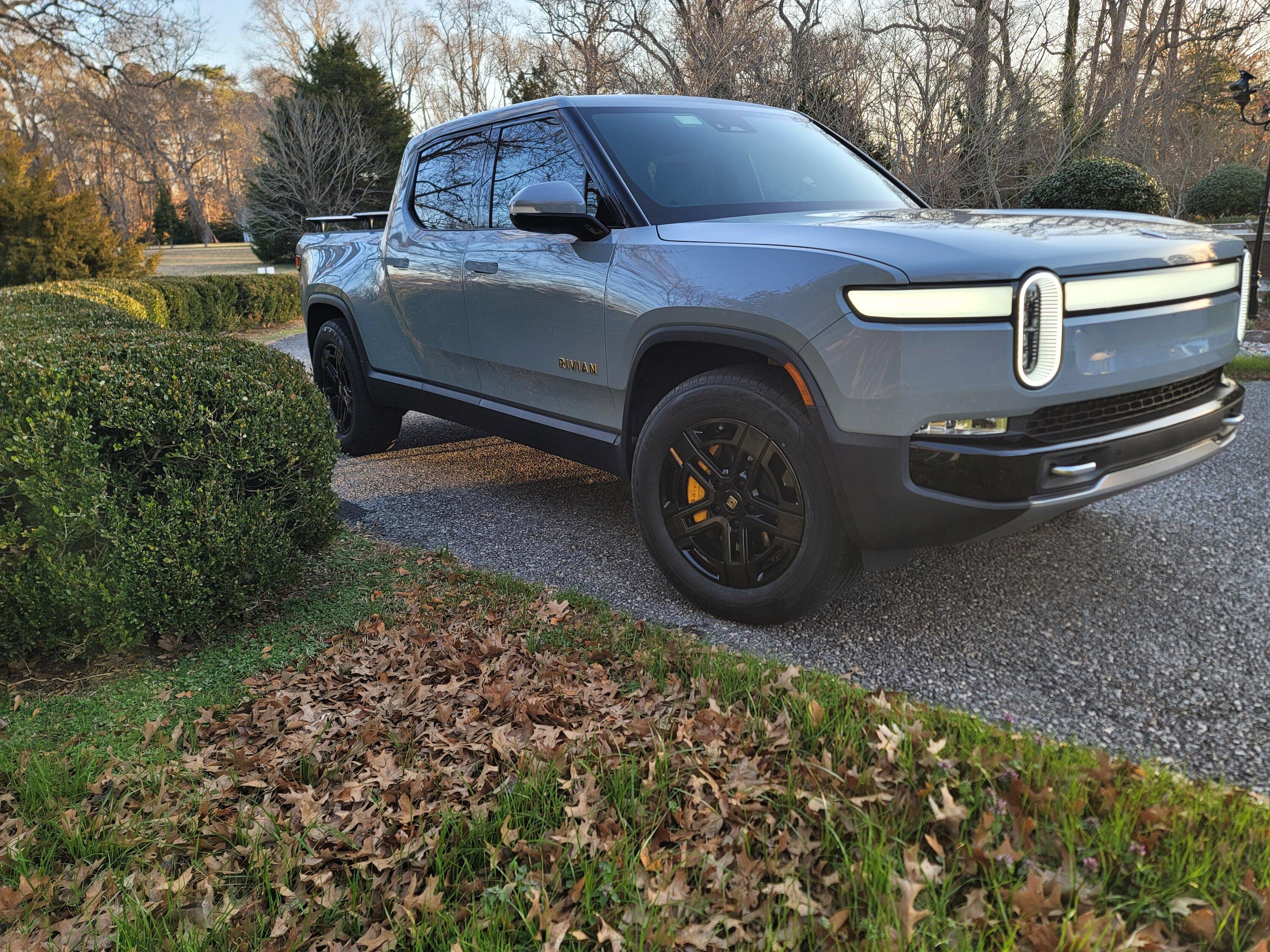 Rivian R1T R1S Installed 20" AT wheels with Falken Ziex CT60 A/S275/60 tires 20230222_072833