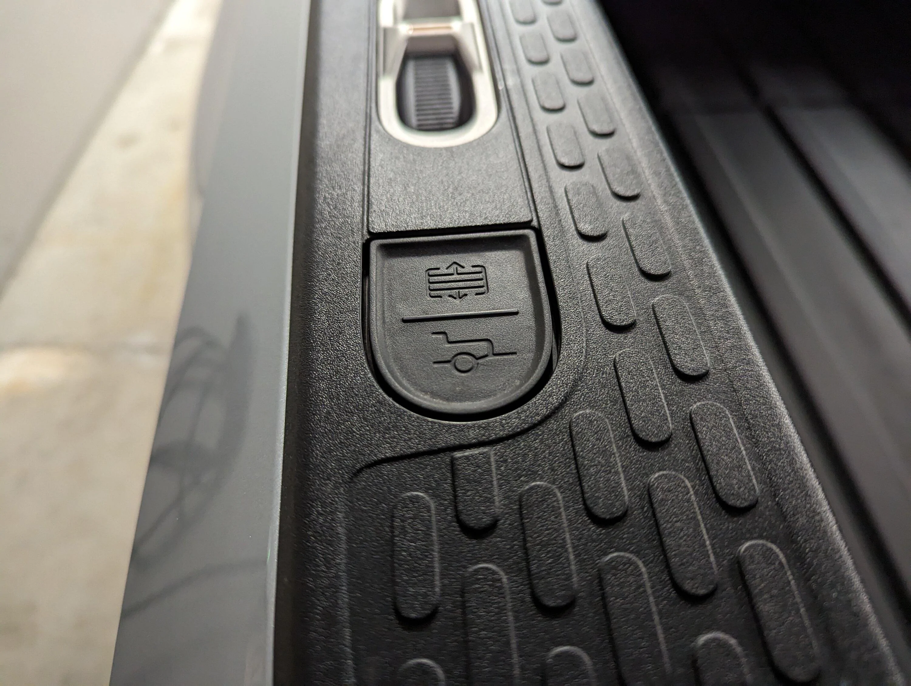 Rivian R1T R1S Powered tonneau replacement prediction (it’s not positive) PXL_20230223_163009471
