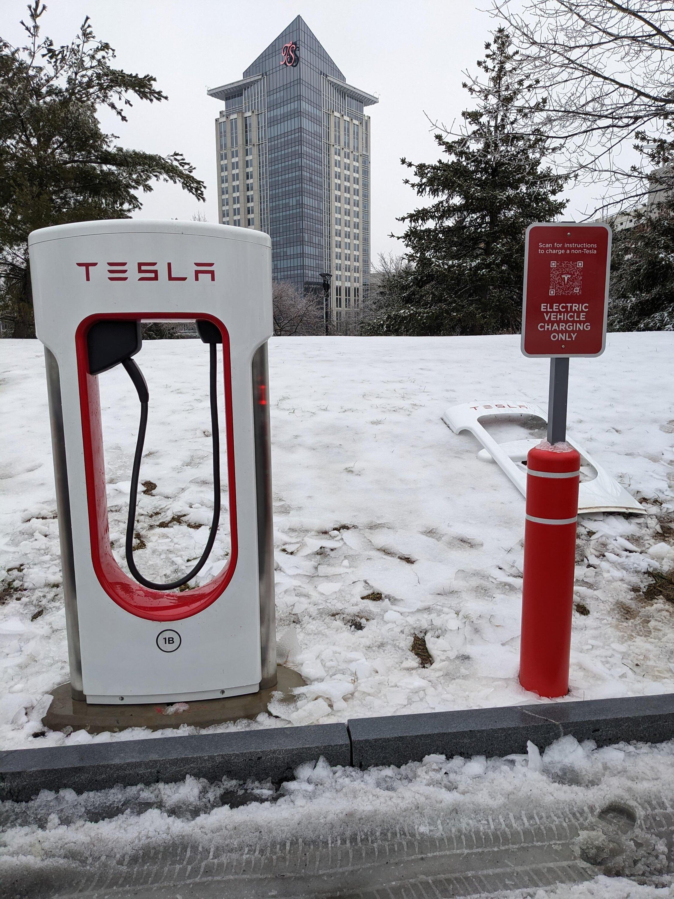 Rivian R1T R1S First Tesla Supercharger with "Magic Dock" CCS adapter successfully charged a R1T. This is fantastic! coxy2d4oszja1