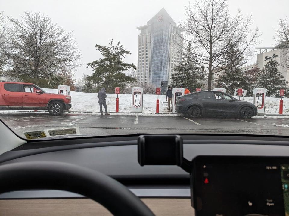Rivian R1T R1S First Tesla Supercharger with "Magic Dock" CCS adapter successfully charged a R1T. This is fantastic! 4l3tfkloszja1