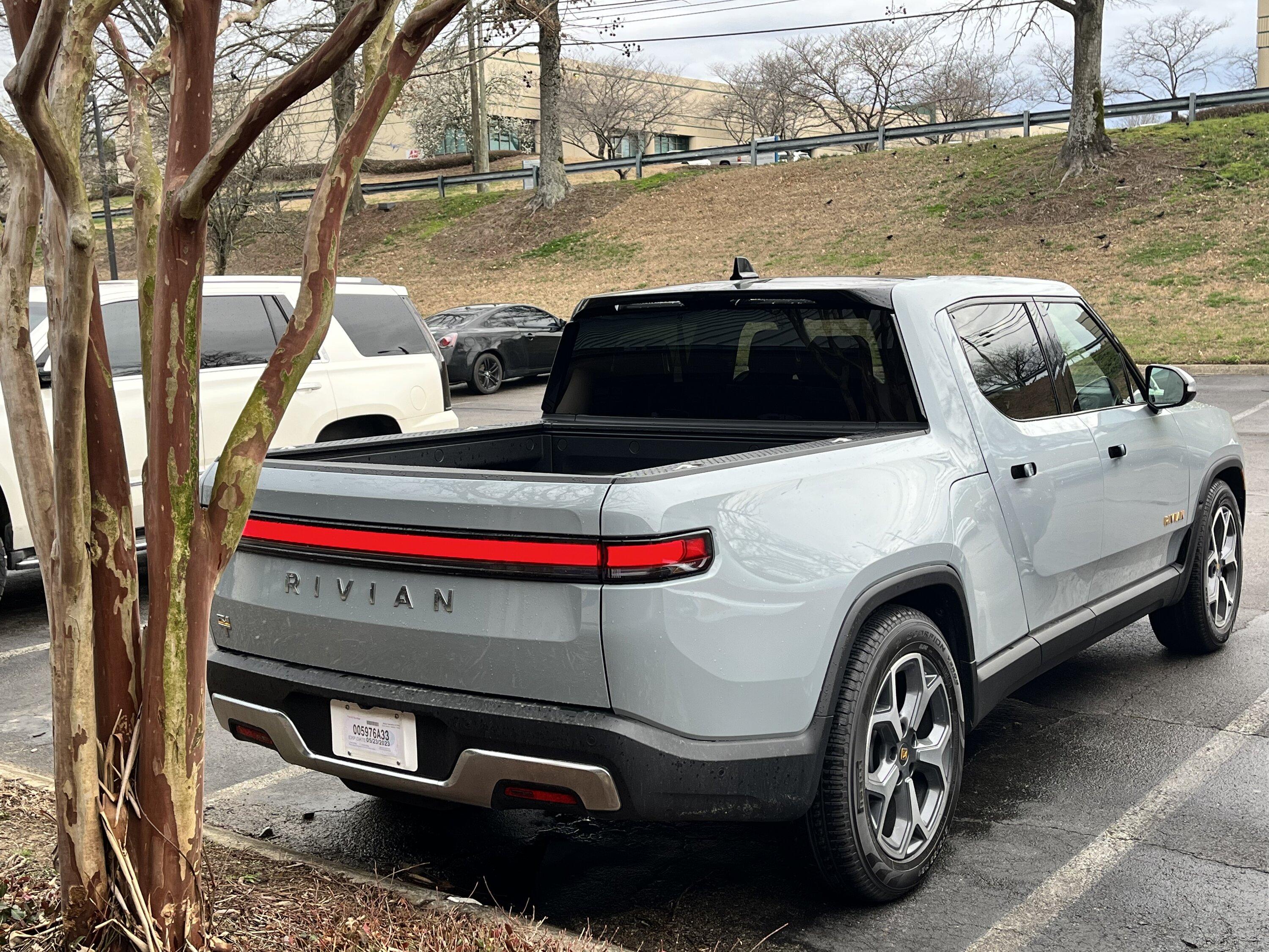 Rivian R1T R1S LIMESTONE R1T Photos 05200AC8-0B62-437D-B776-D782B382902C