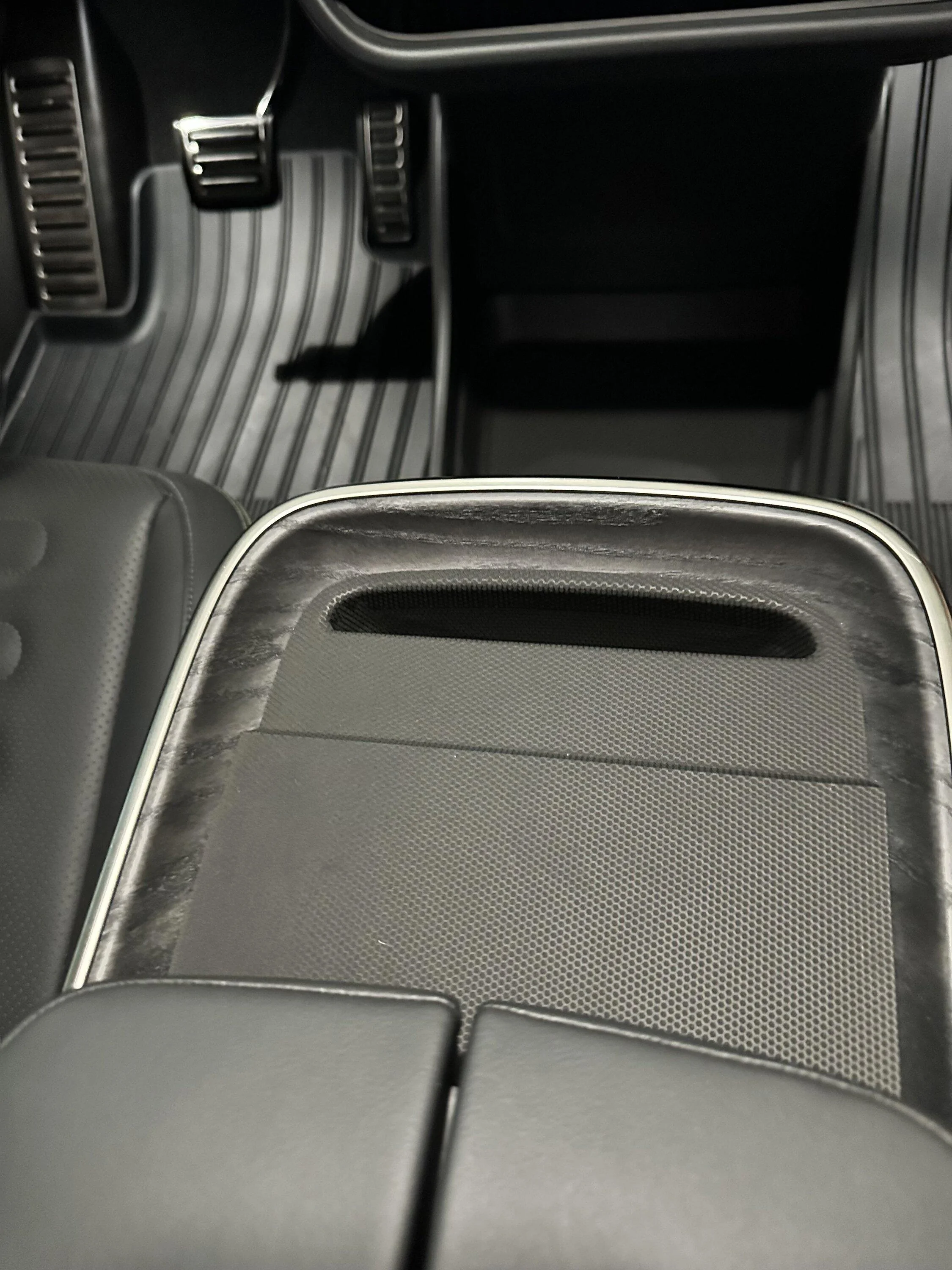Rivian R1T R1S AdventureMat - MagSafe Charging Pad IMG_1793